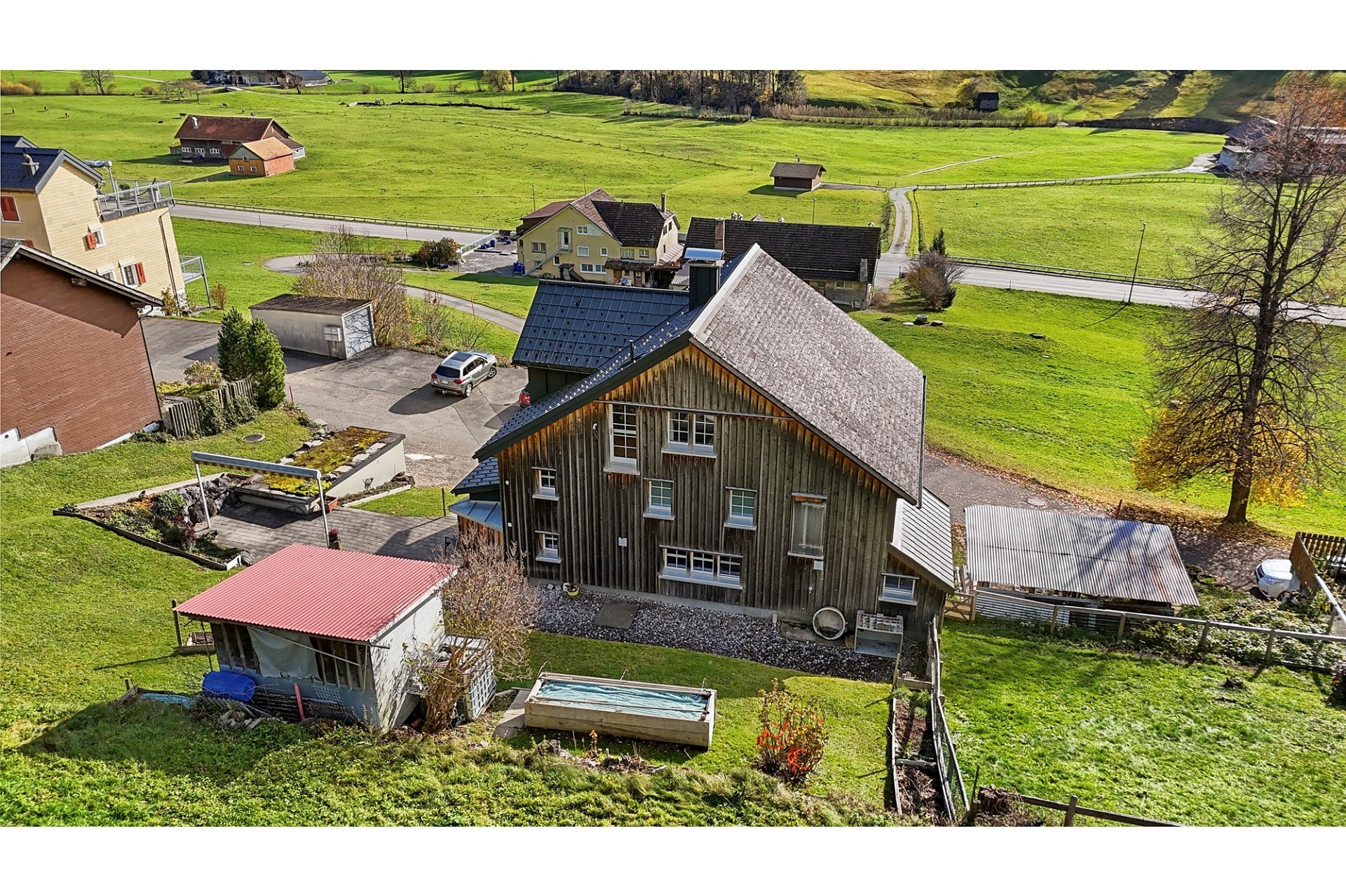 Ländliches Anwesen mit Holzhaus und großem Garten