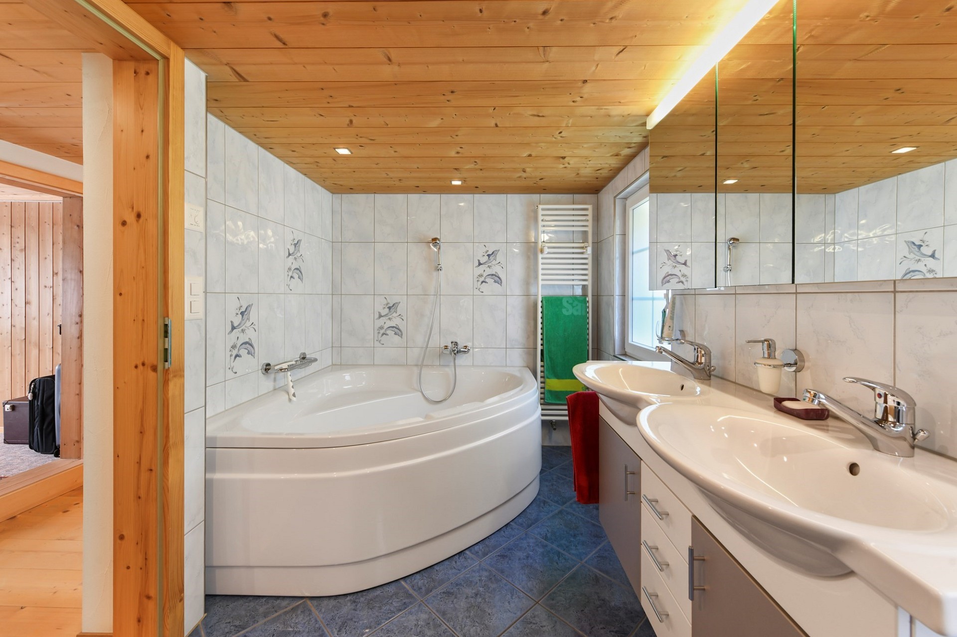 Modernes Badezimmer mit Eckwanne und Doppelwaschtisch