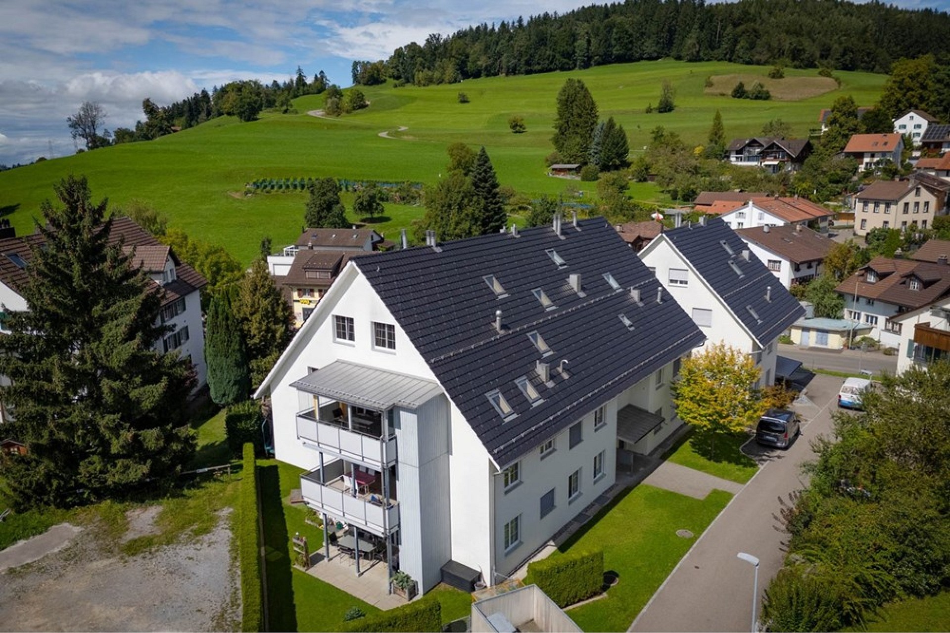 Luftaufnahme eines Wohnhauses in grüner Hügellandschaft
