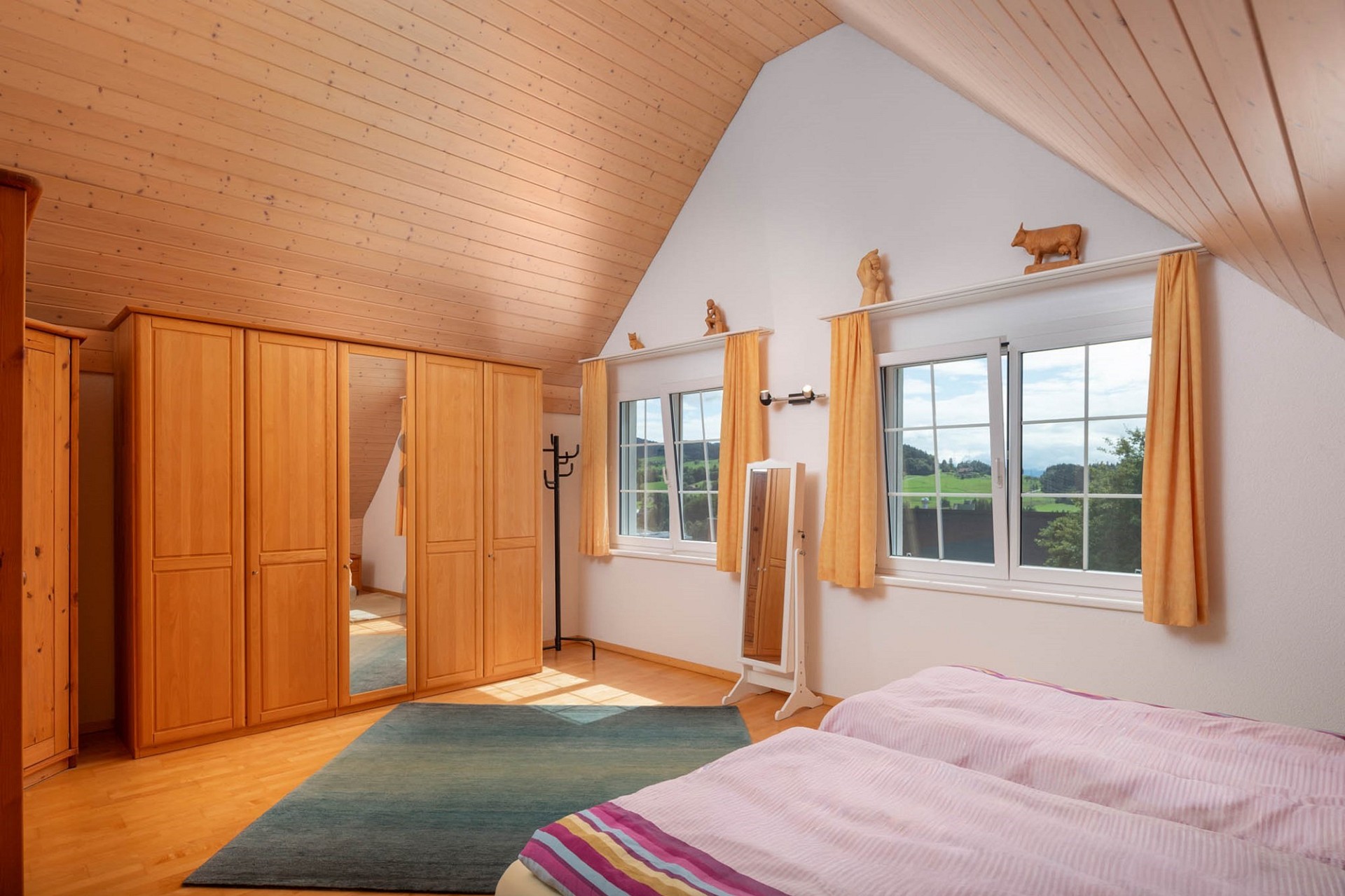 Ausgebautes Dachgeschoss-Schlafzimmer mit Holzverkleidung