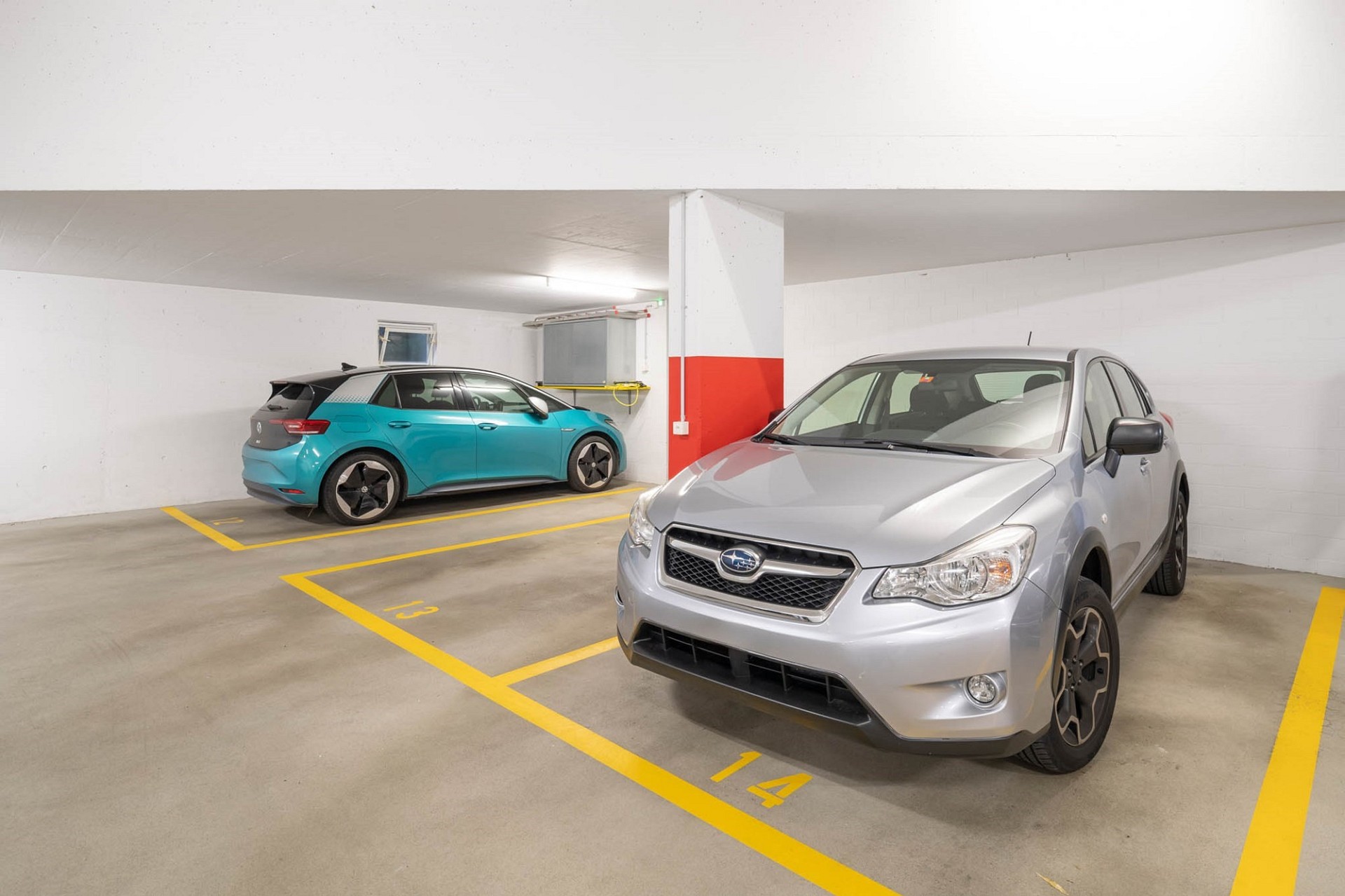 Tiefgarage mit zwei geparkten Autos
