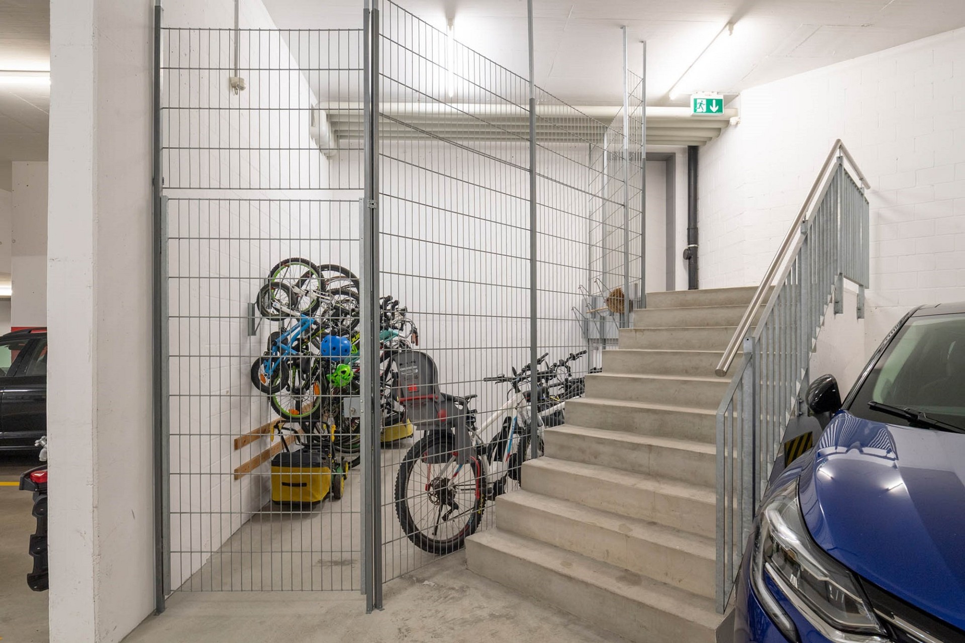 Tiefgarage mit Treppenaufgang und Fahrradeinhausung