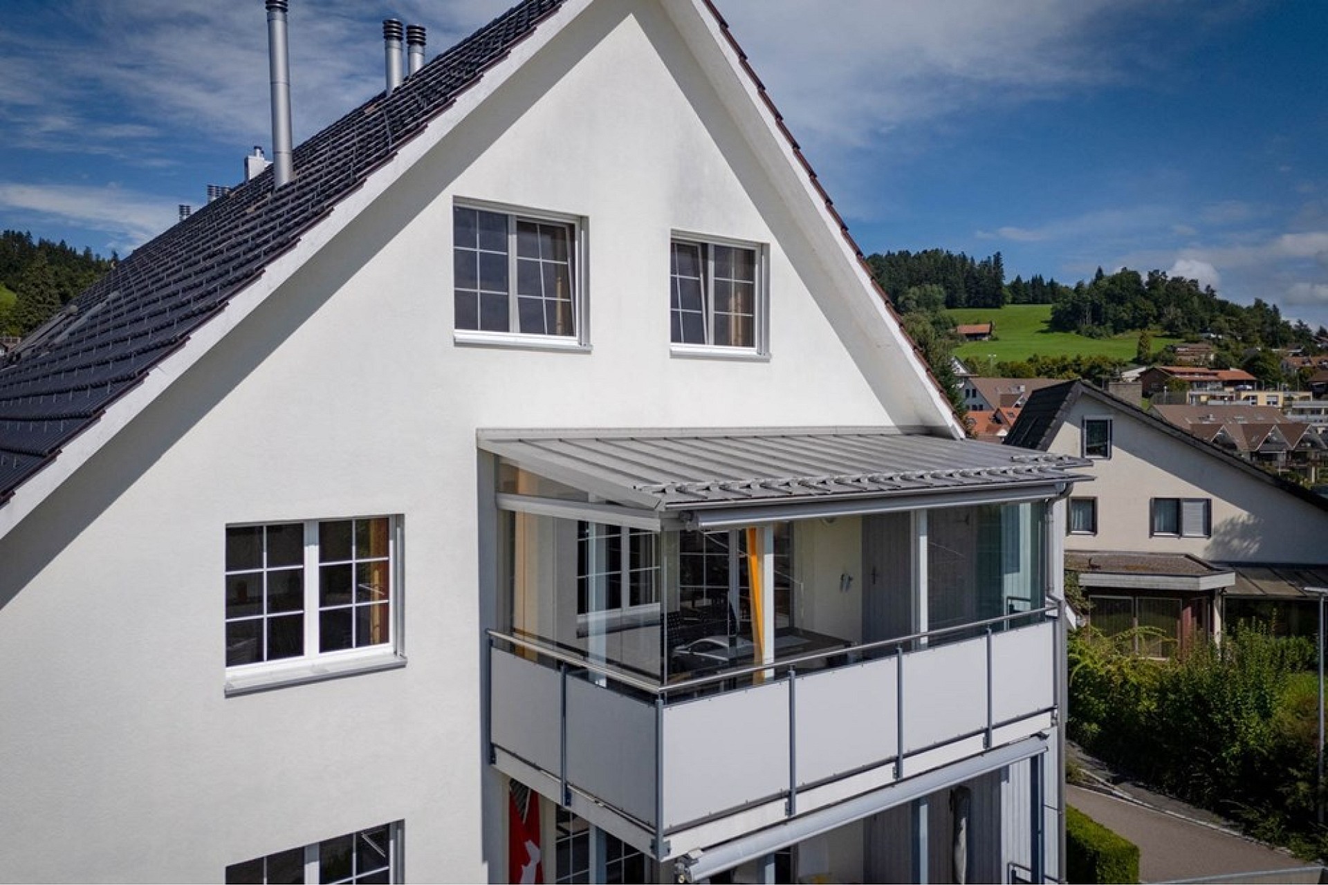 Außenansicht eines Wohnhauses mit Balkon
