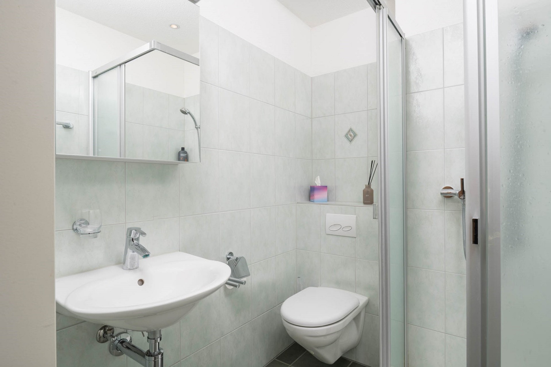 Kleines, helles Bad mit Dusche und Wand-WC