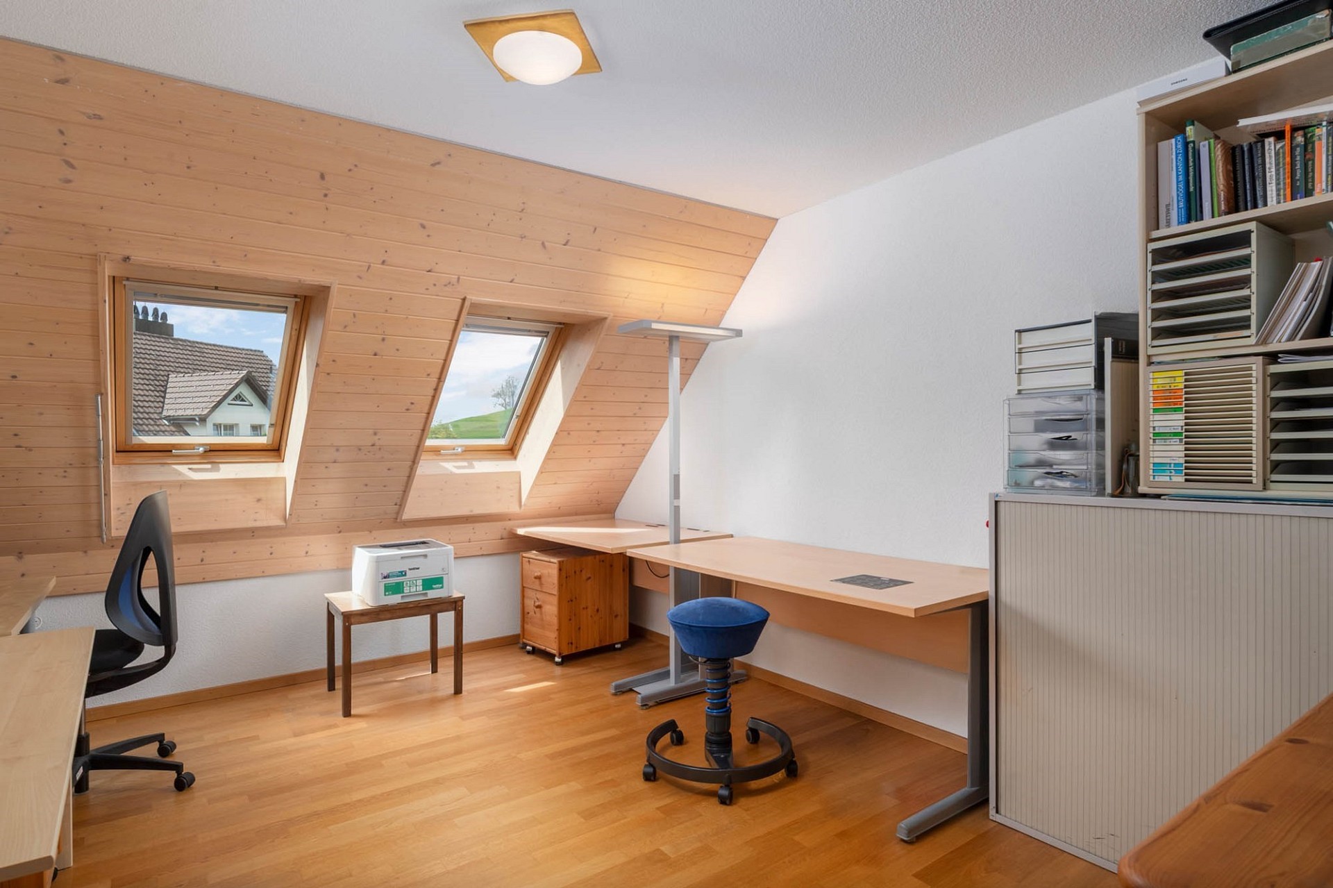 Helles Dachgeschoss-Büro mit Holzverkleidung