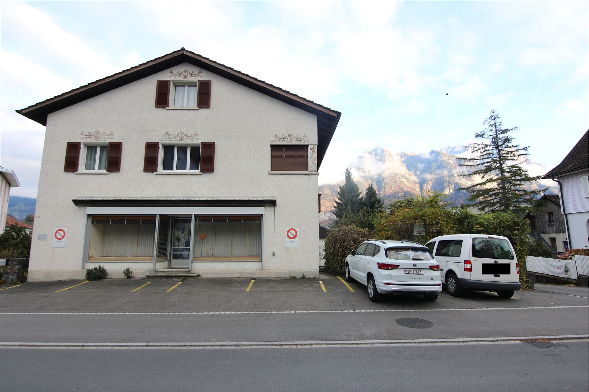 Alpines Mehrfamilienhaus mit Bergblick