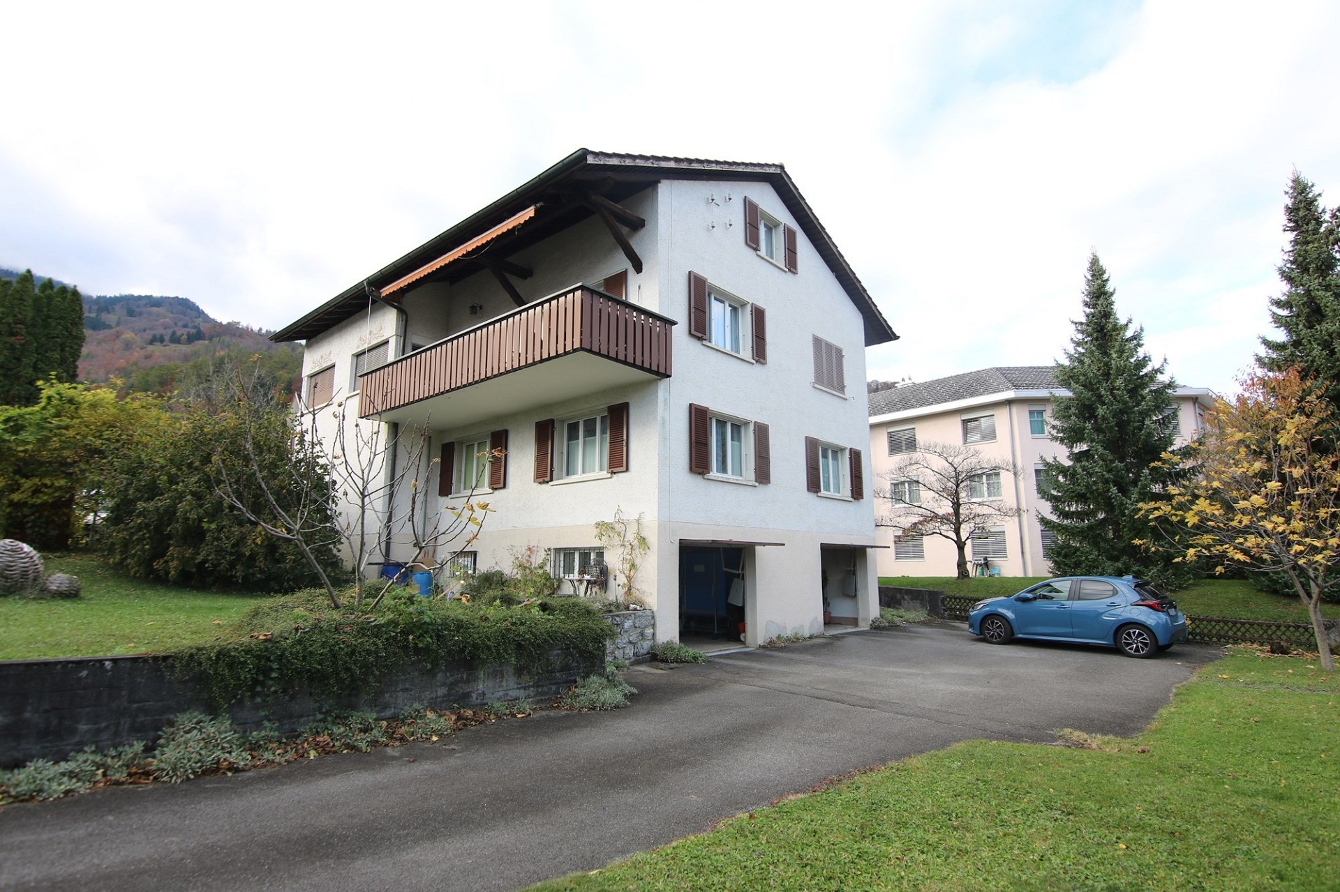 Mehrfamilienhaus mit Balkon und Garten