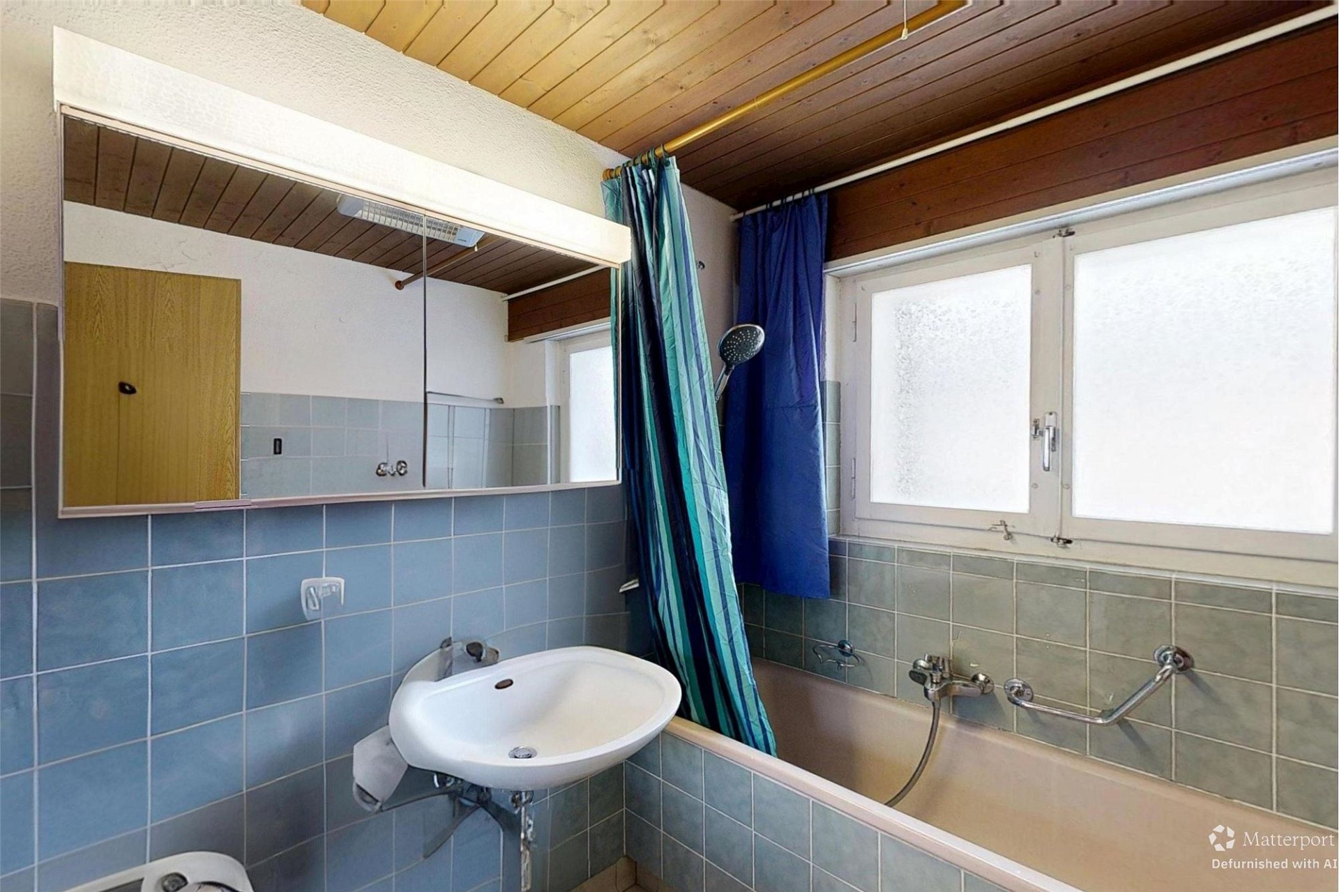 Badezimmer mit Badewanne und Fenster