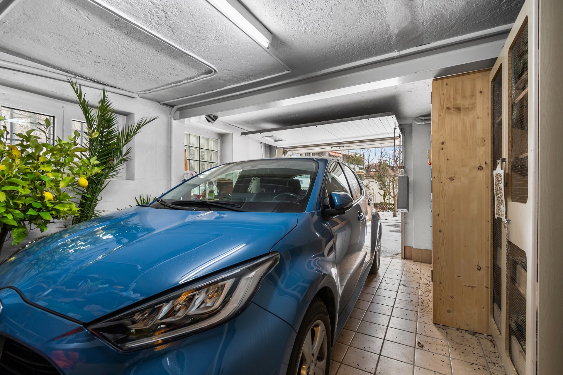 Garage mit Auto und Innenhofblick