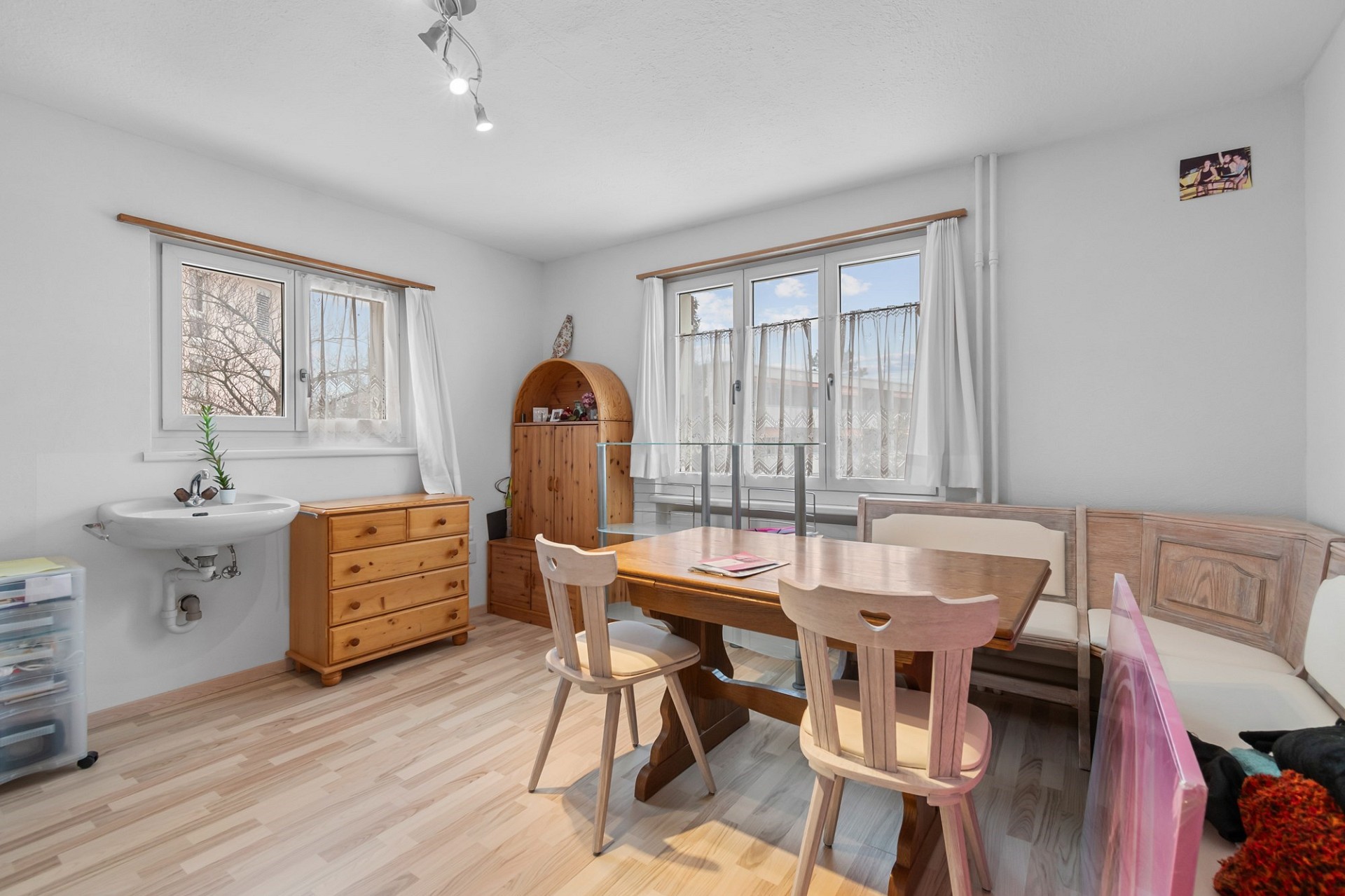 Heller Wohnraum mit Tisch und Sitzmöbeln