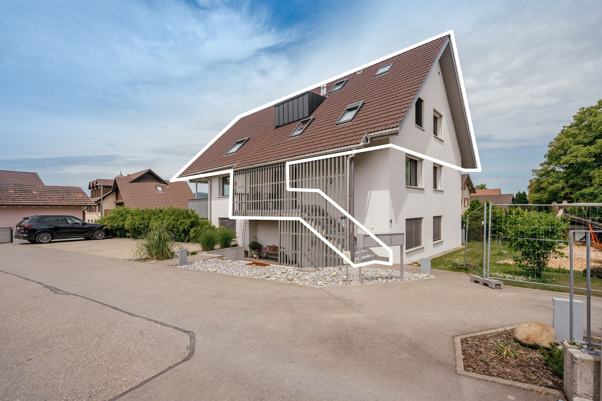 Modernes Einfamilienhaus mit schrägem Satteldach