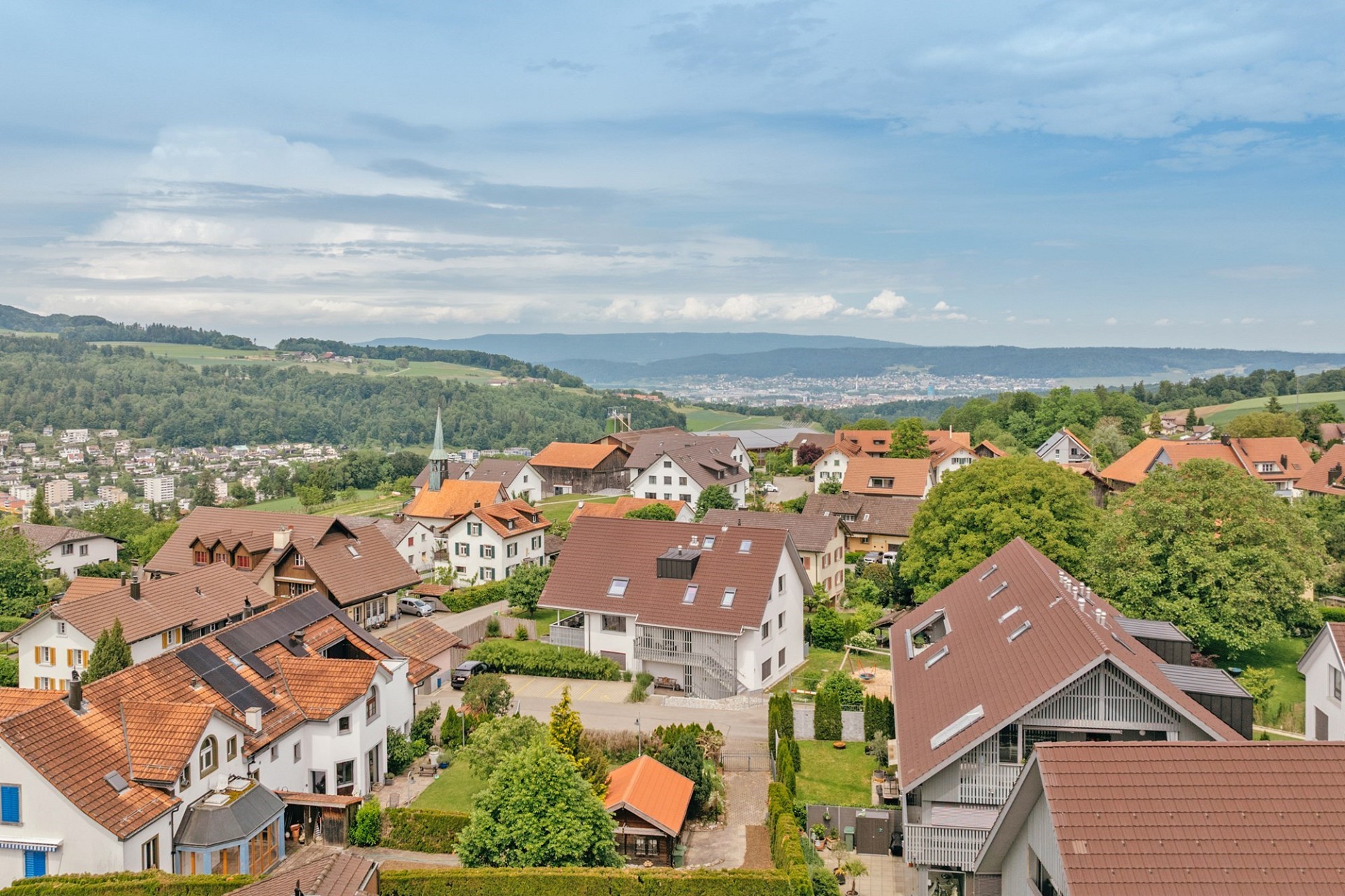 Weitblick über Wohngebiet mit Bergen
