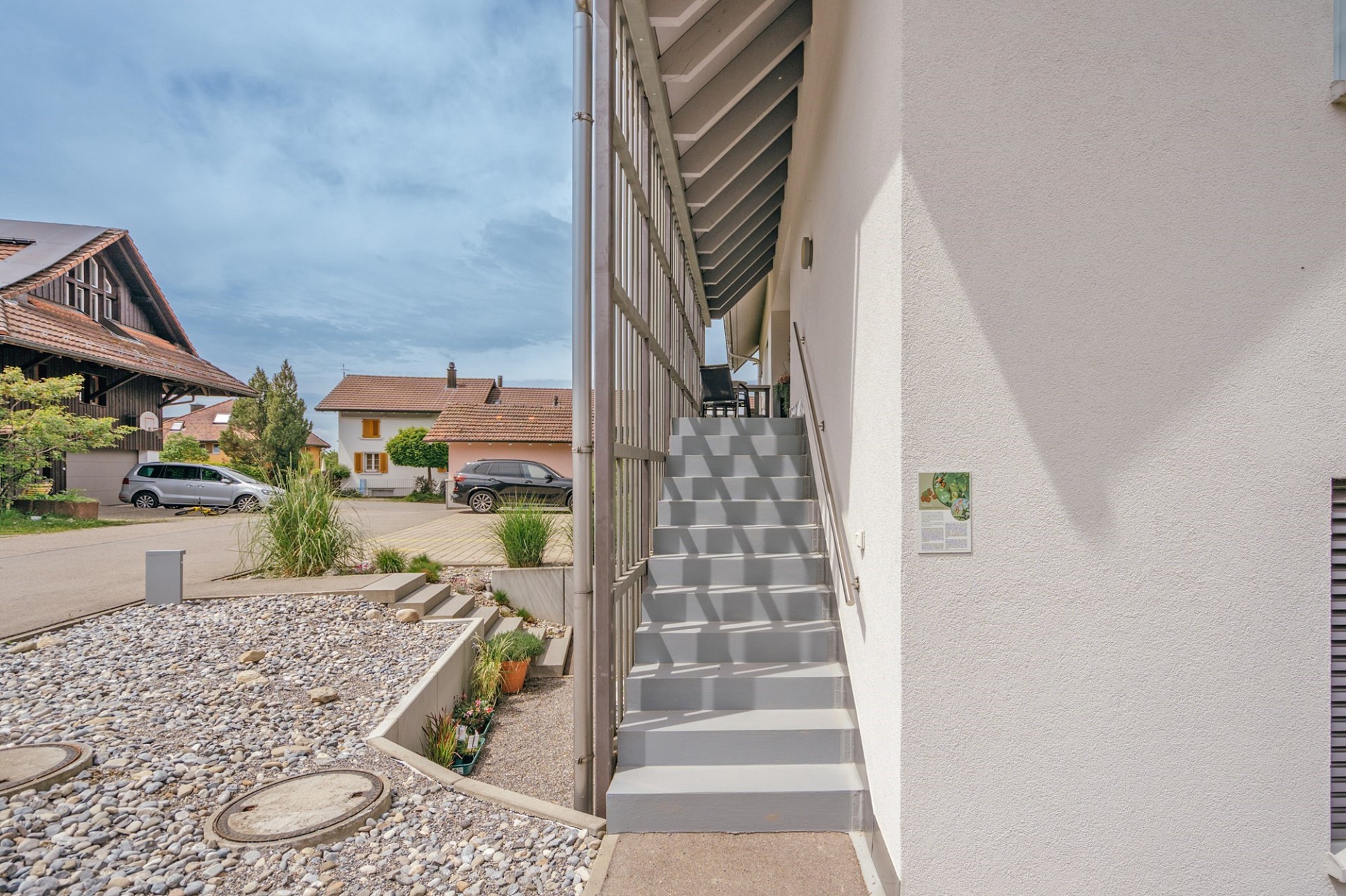 Außentreppe neben Wohnhaus
