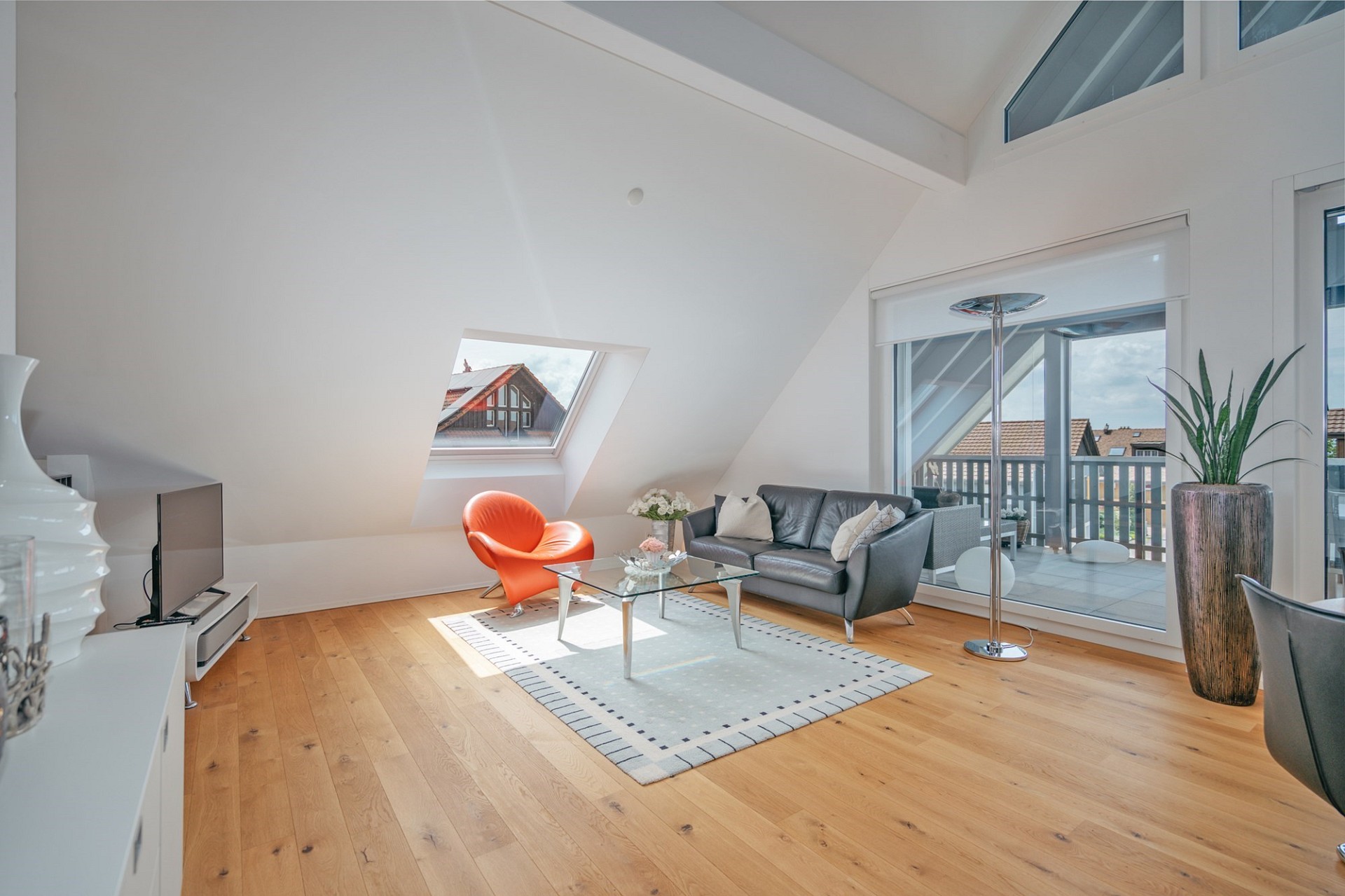 Heller Dachgeschoss-Wohnraum mit Balkon