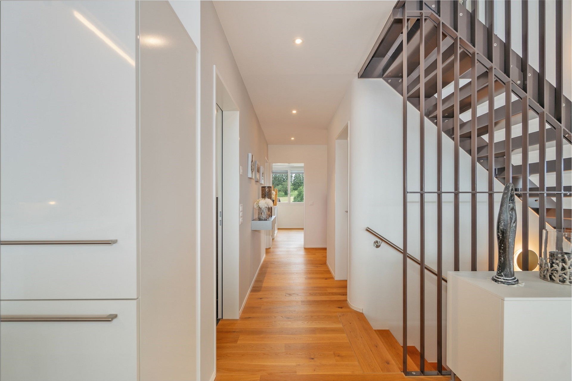 Moderner Flur mit Treppe