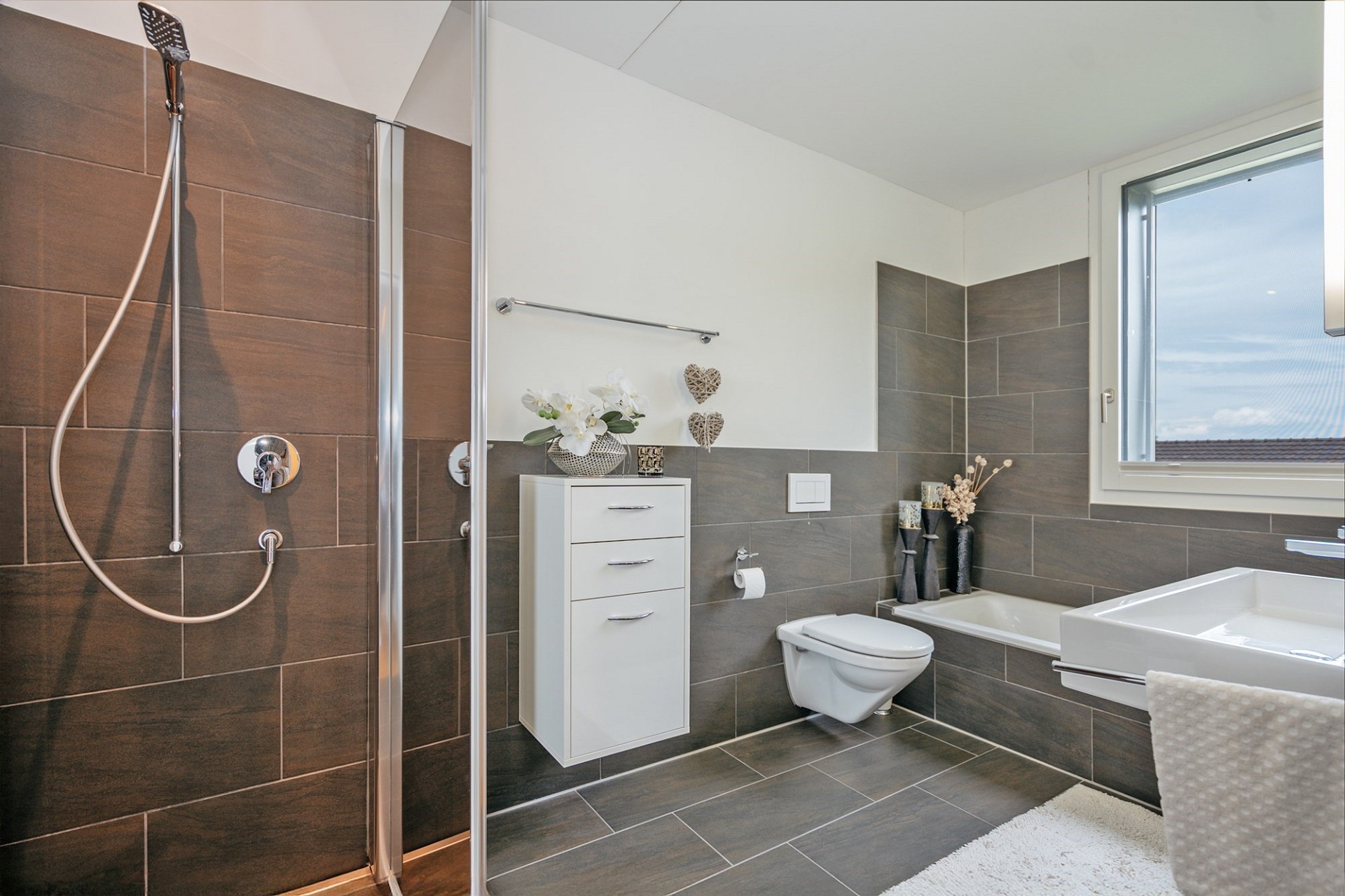Modernes Badezimmer mit Dusche und Badewanne