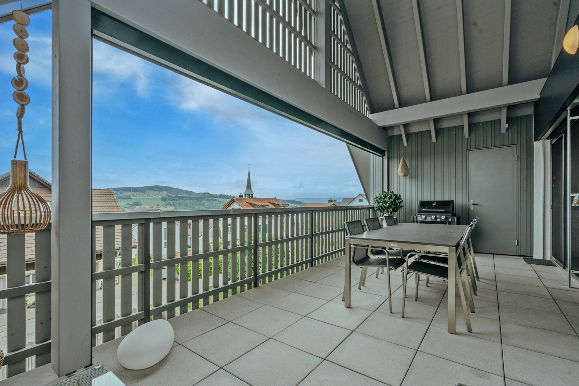 Überdachte Terrasse mit Weitblick