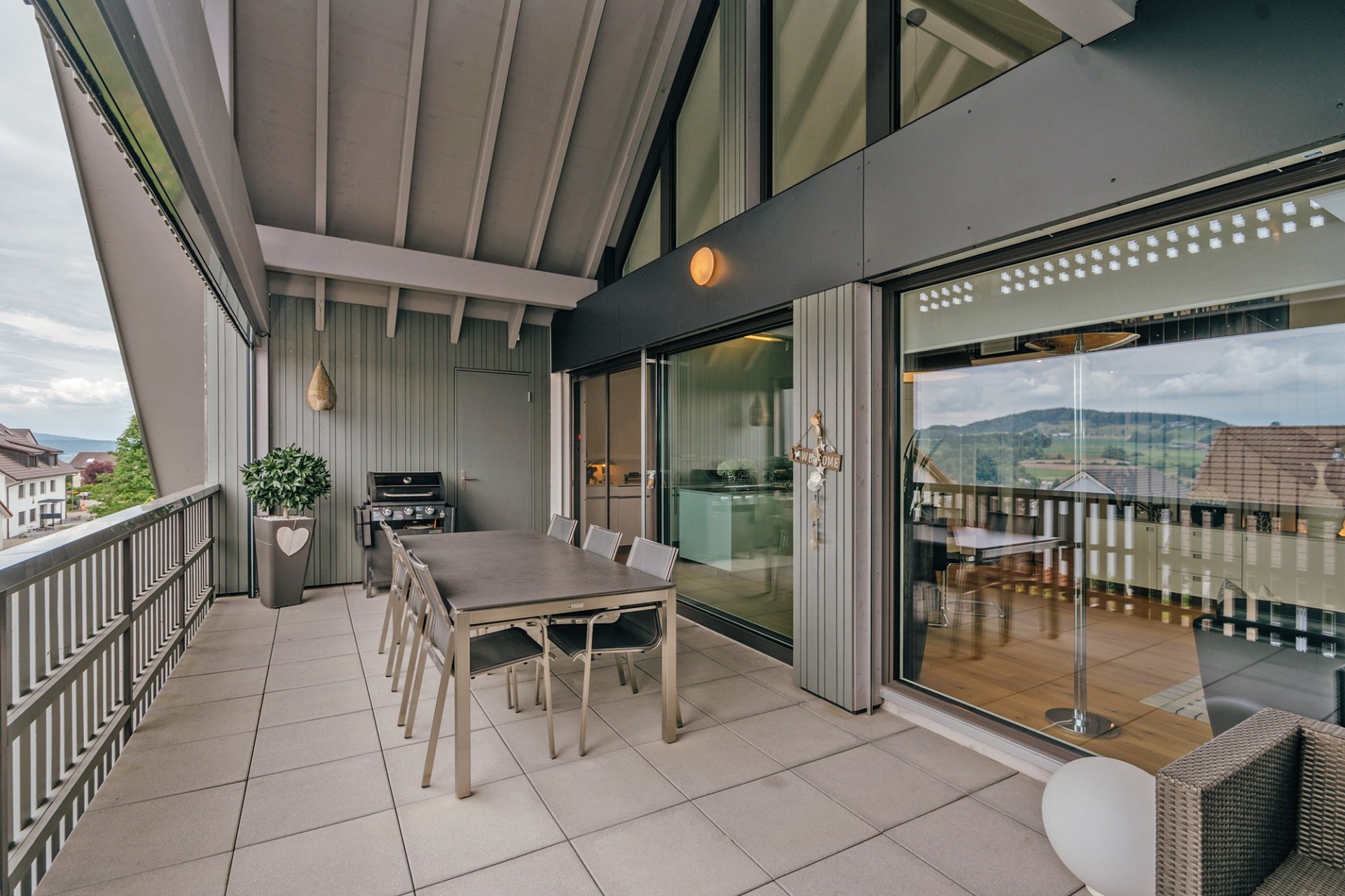 Große überdachte Terrasse mit Essbereich