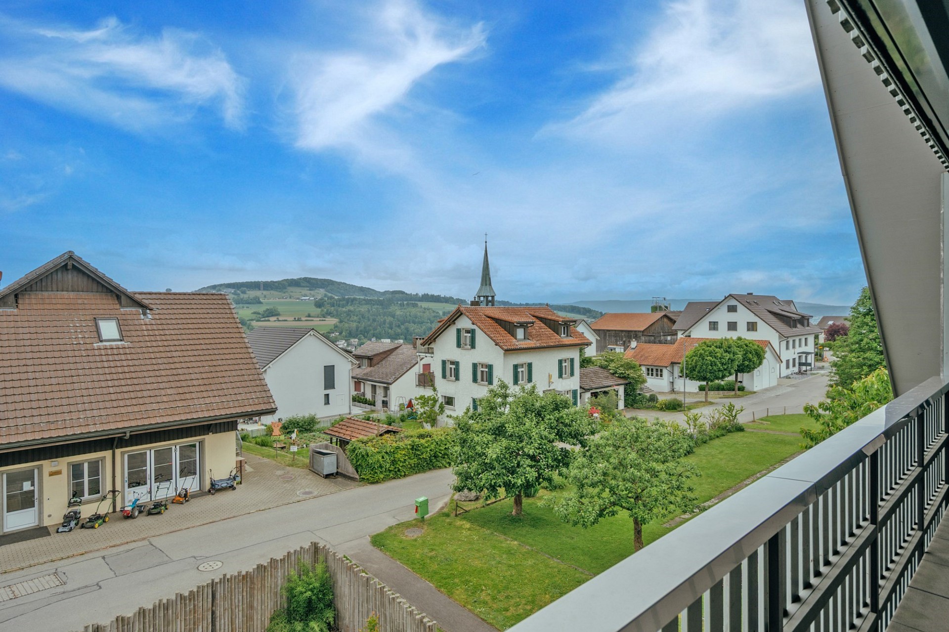 Balkonblick über ein ruhiges Dorf mit Hügeln