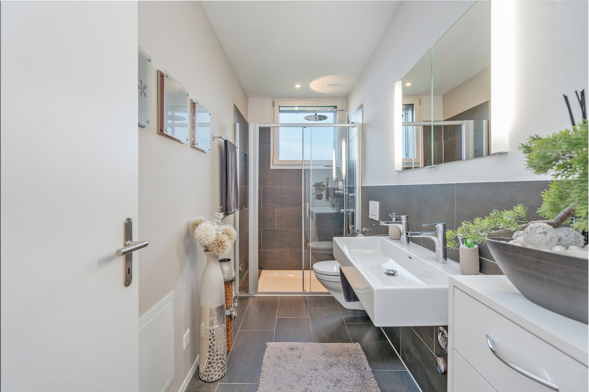 Modernes Badezimmer mit Dusche und Waschtisch
