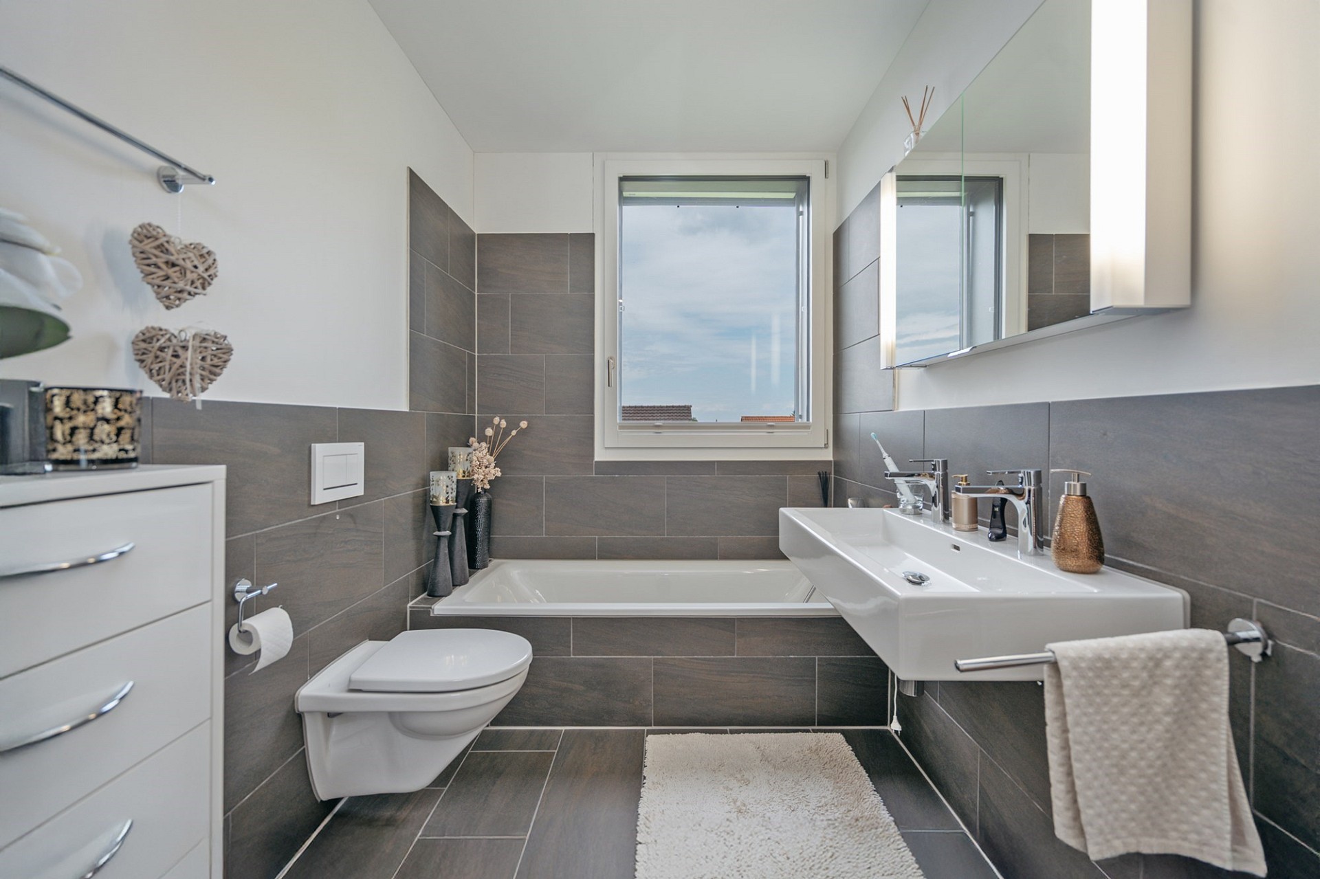 Modernes Badezimmer mit Badewanne und Waschtisch