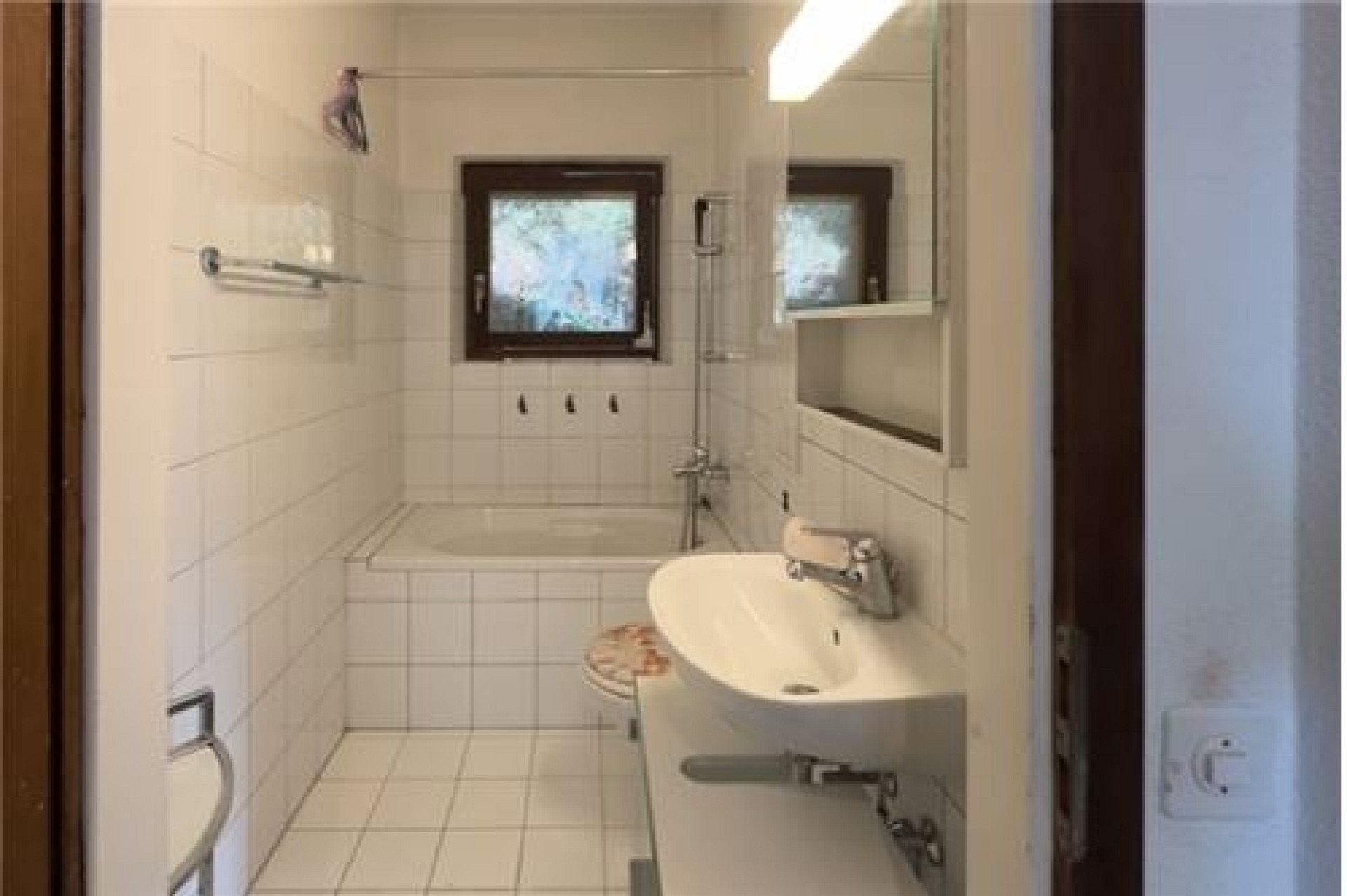 Badezimmer mit Badewanne und Fenster