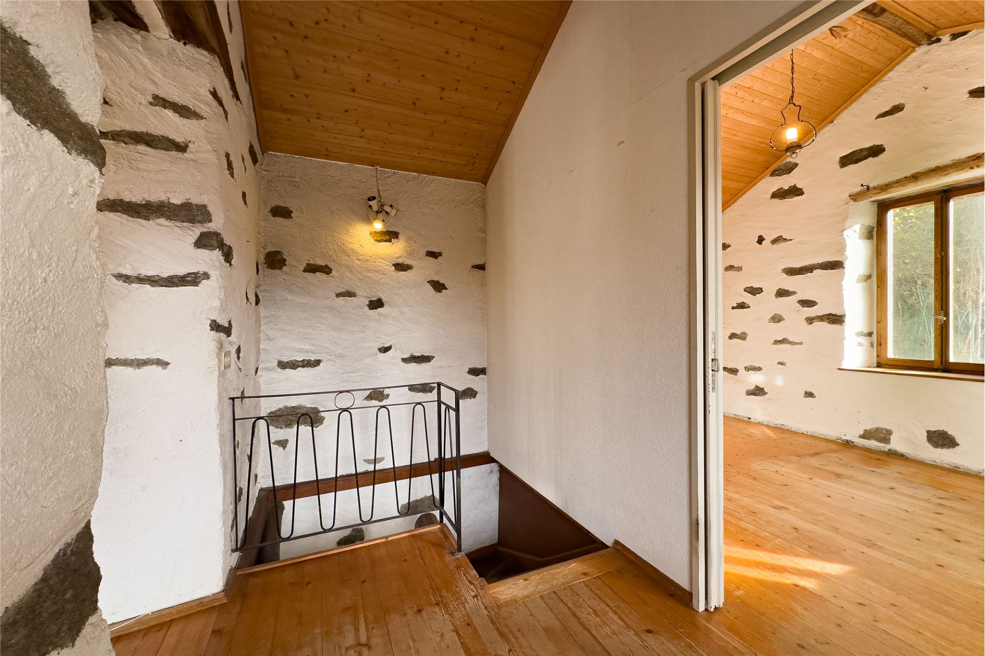 Rustikaler Treppenbereich mit Holzdecke