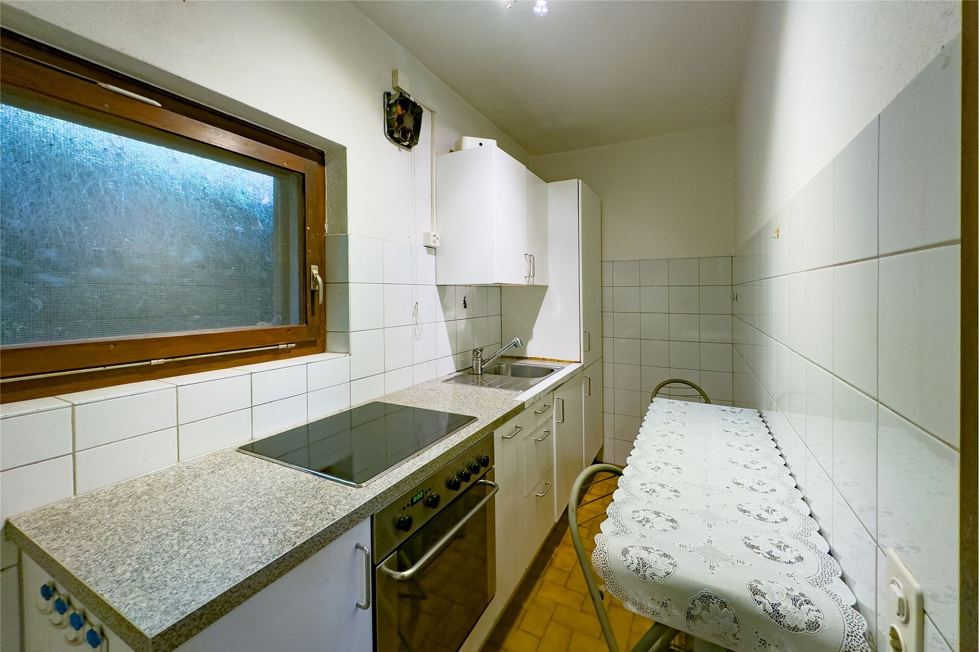 Kompakte Küche mit Fenster und Arbeitszeile