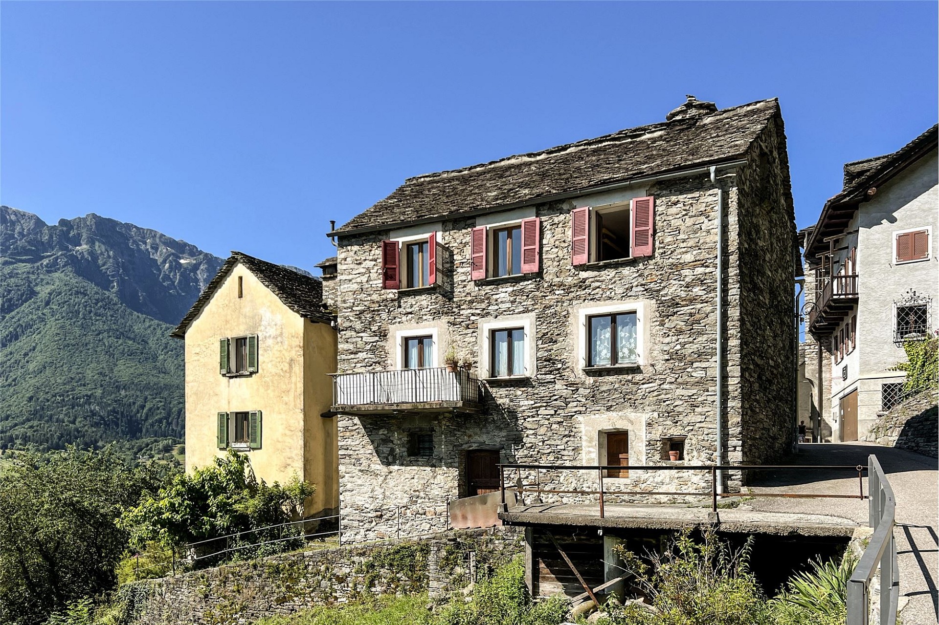 Steinhaus in Bergdorfkulisse