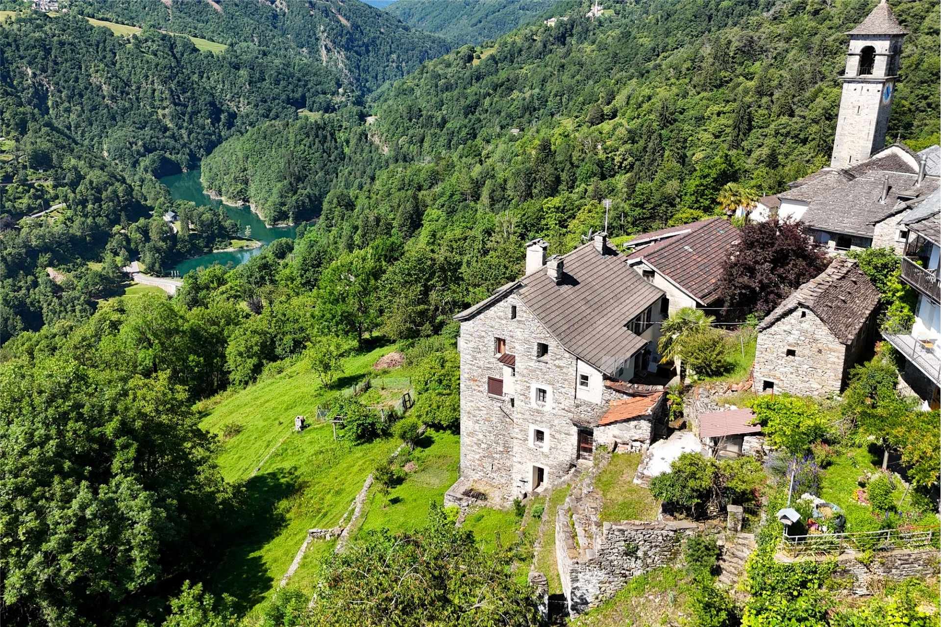 Alpines Dorf mit Flussblick