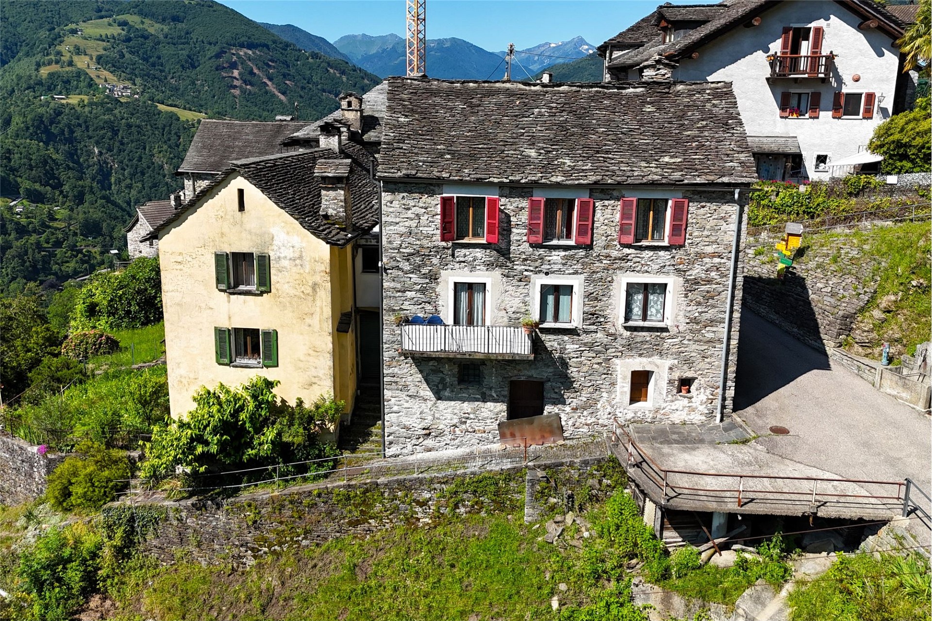 Alpines Steinhaus mit Bergblick