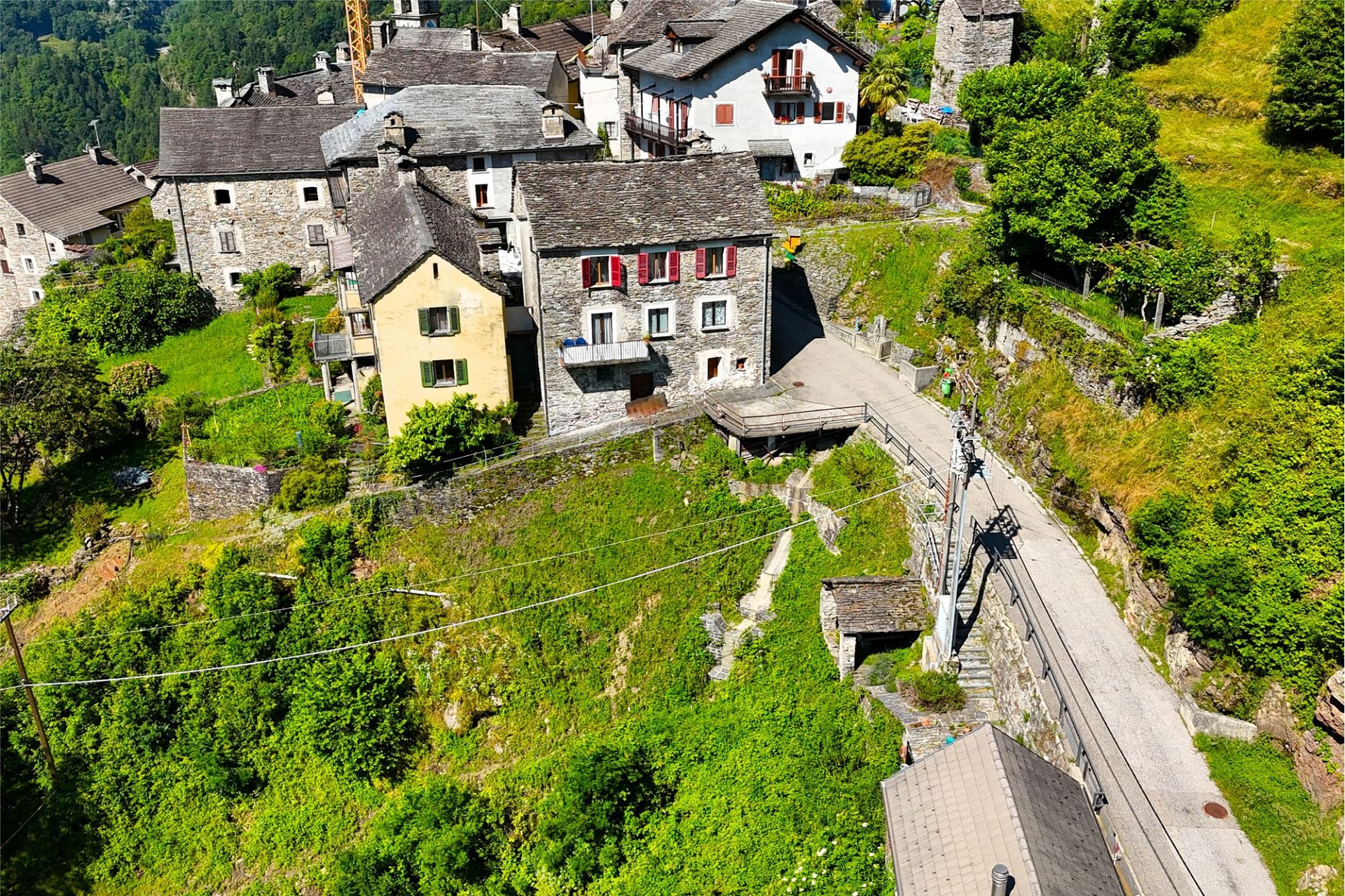 Alpine Dorfansicht mit Steinhäusern