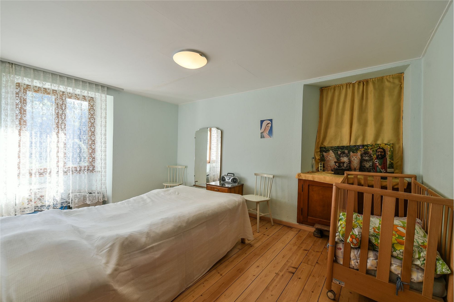 Schlafzimmer mit schlichter Einrichtung
