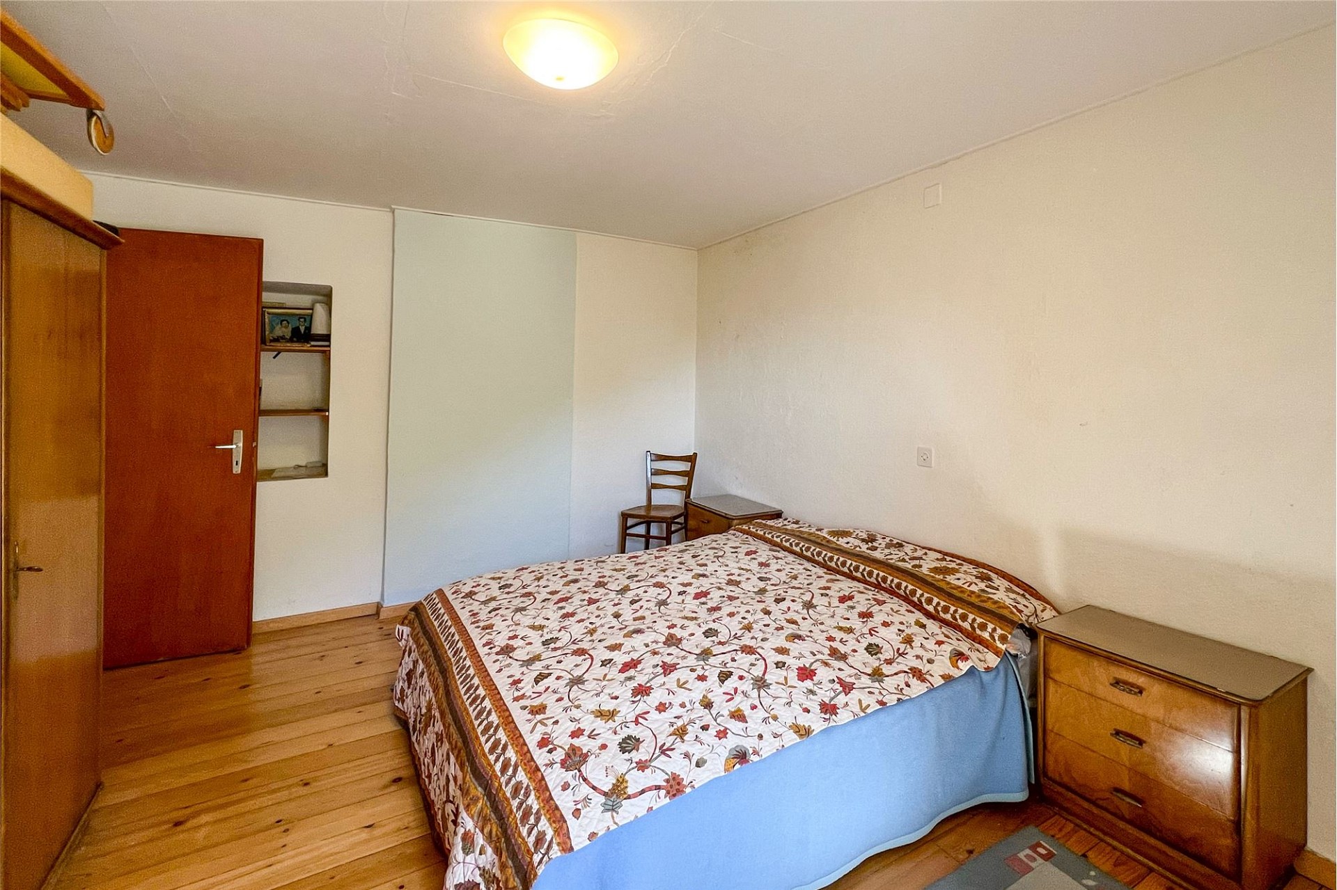Schlafzimmer mit schlichtem Mobiliar
