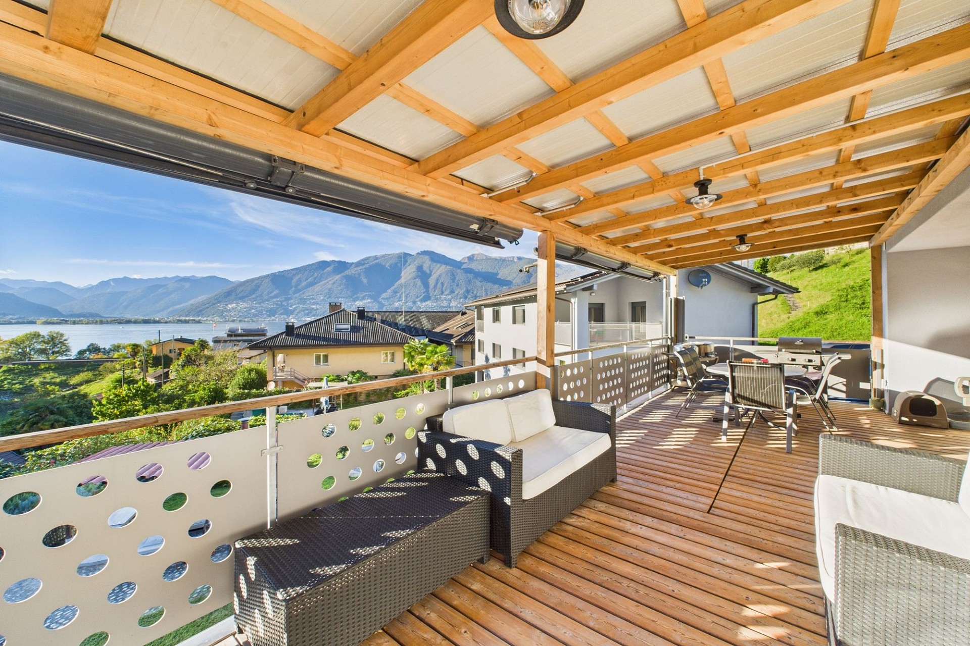 Große überdachte Terrasse mit Berg- und Seeblick