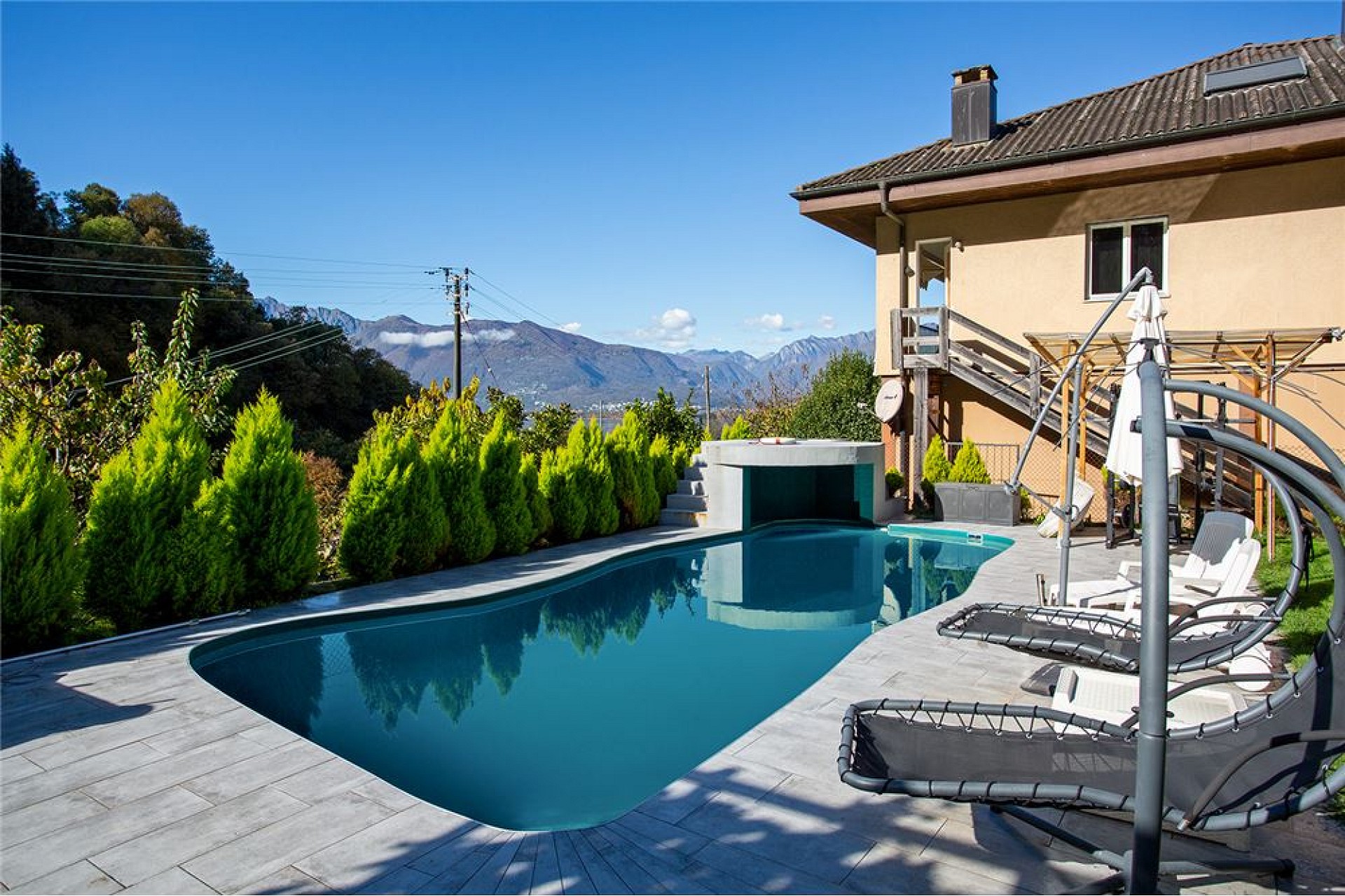 Außenbereich mit Pool und Bergblick
