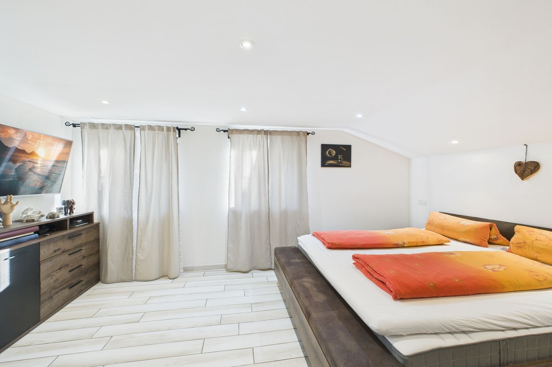 Helles Schlafzimmer mit Dachschräge