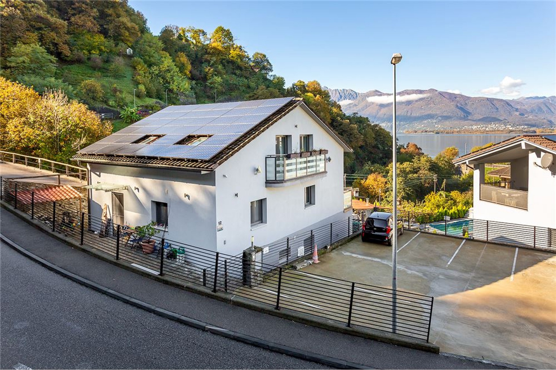 Modernes Haus mit Seeblick und Solardach