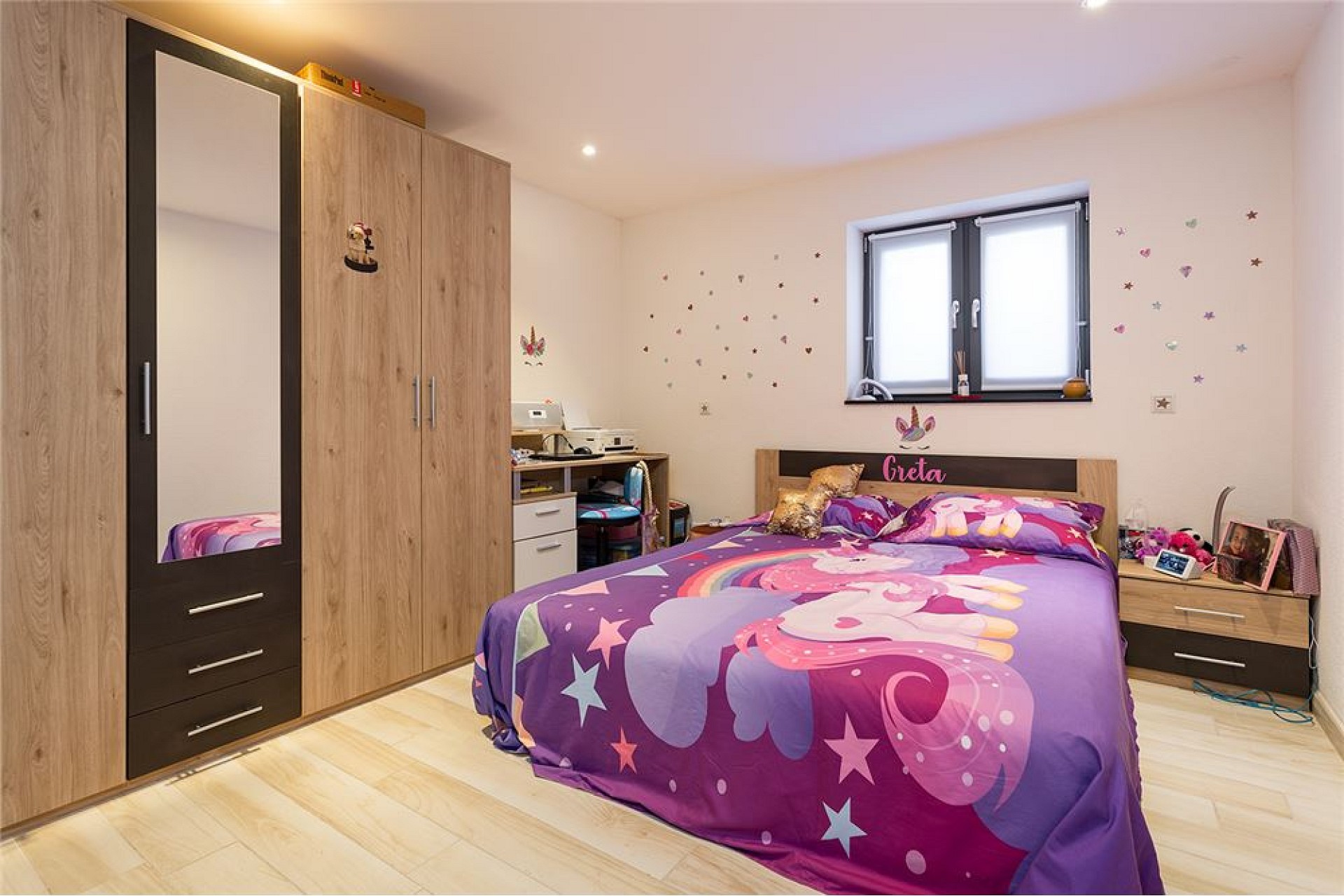 Kinderzimmer mit Einbauschrank und Bett