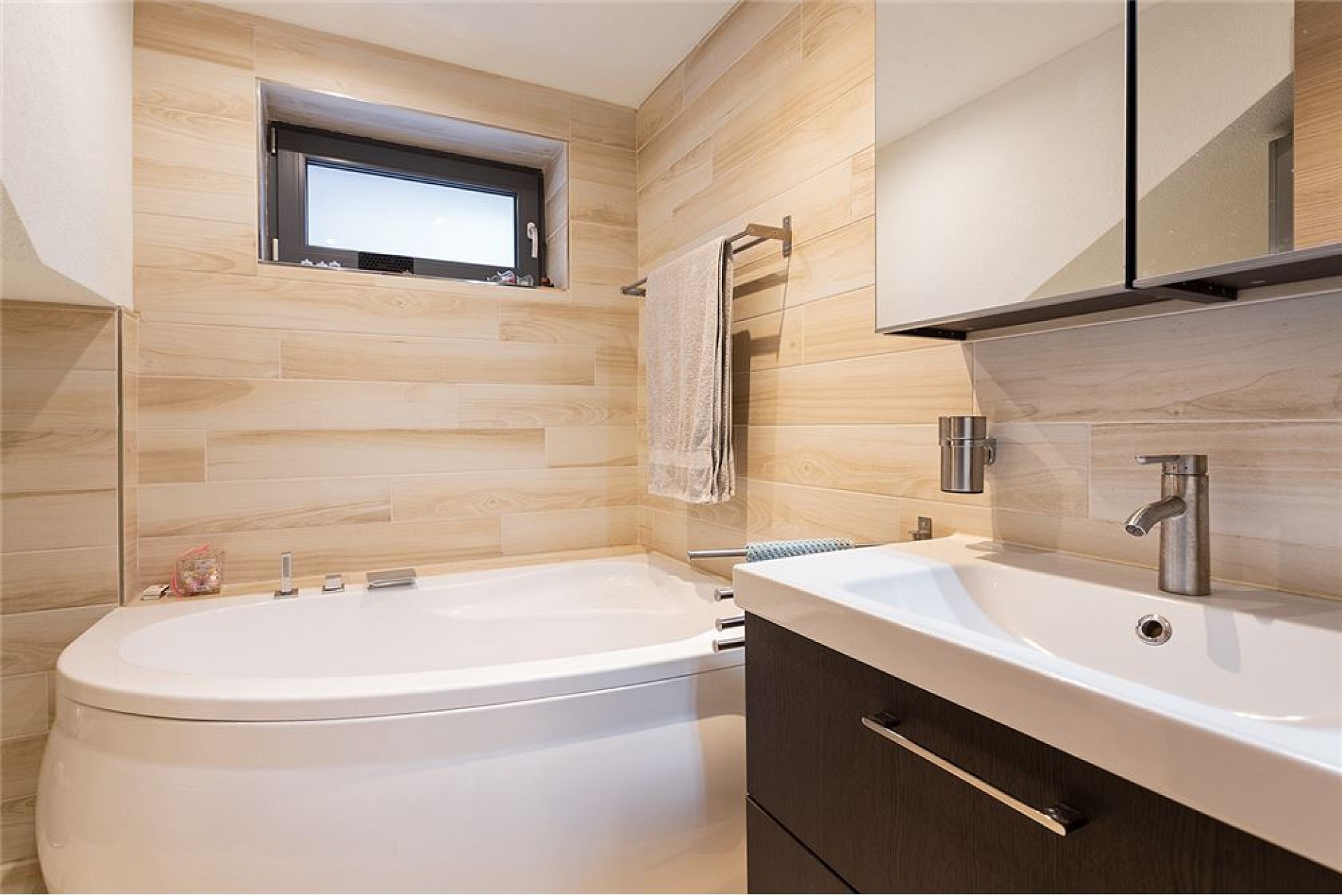 Modernes Badezimmer mit Badewanne und Waschtisch