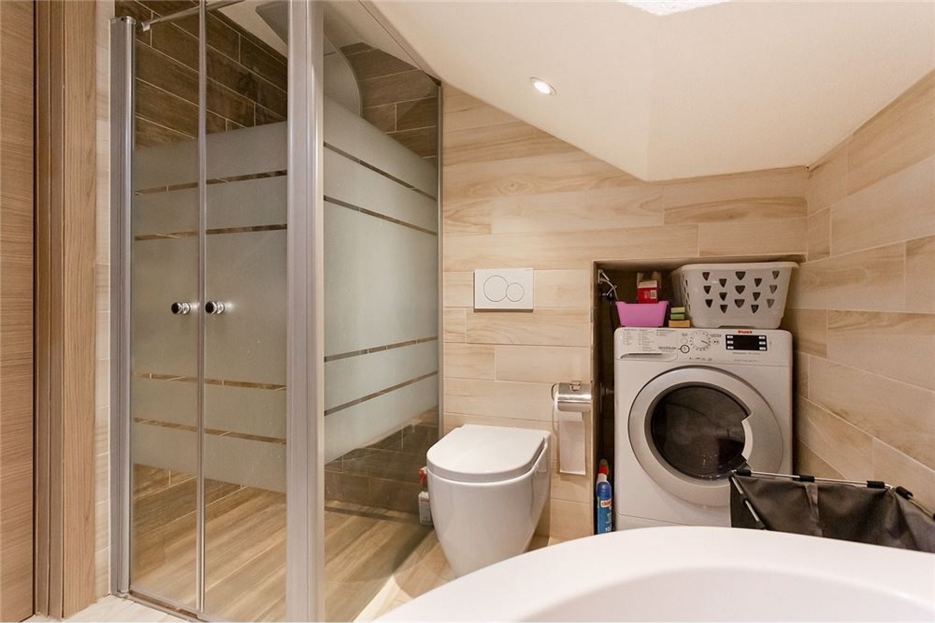 Badezimmer mit Waschmaschine