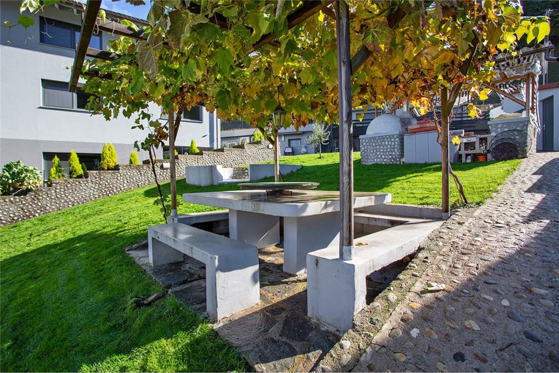 Garten mit Sitzgruppe und Pergola