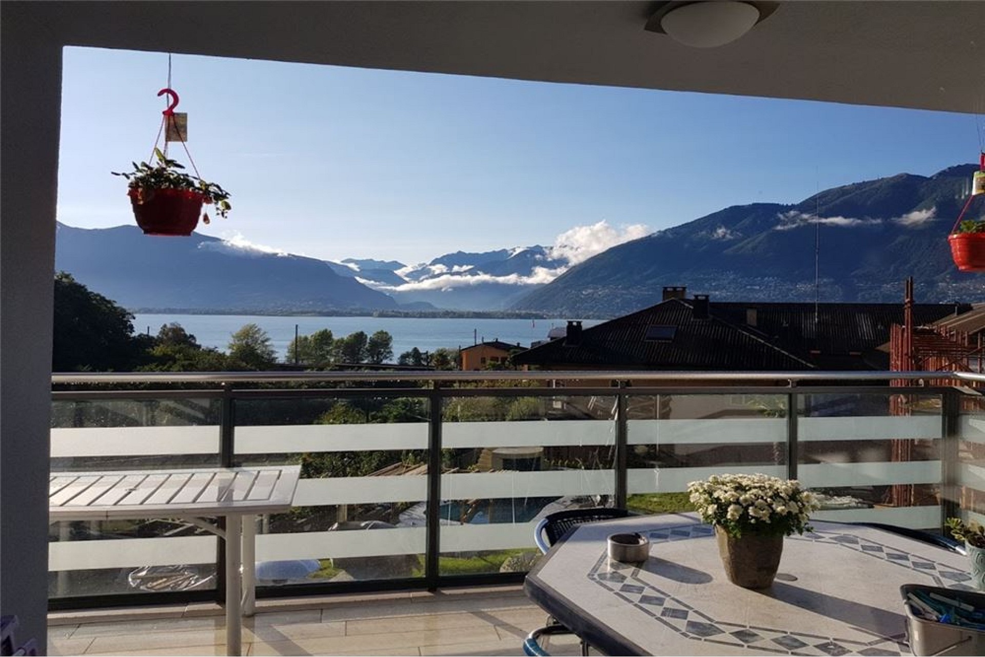 Balkon mit Seeblick und Bergpanorama