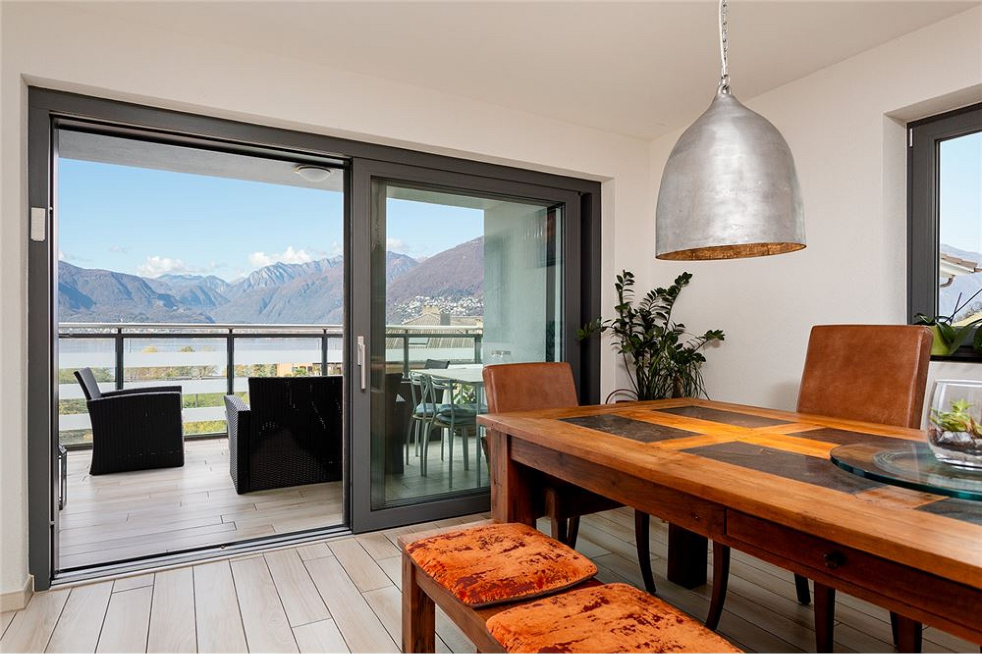 Essbereich mit Bergblick und Terrasse