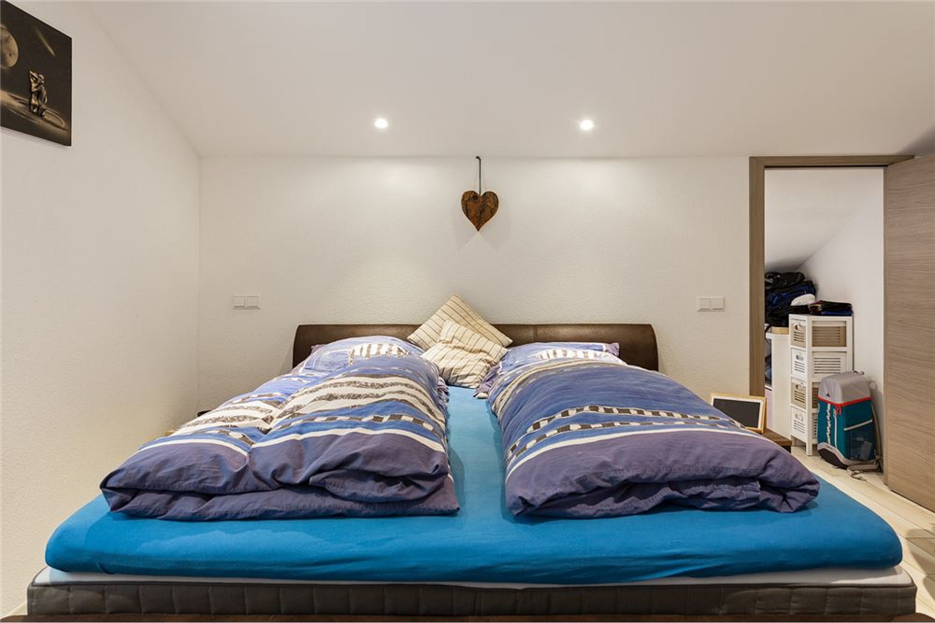 Modernes Schlafzimmer mit Doppelbett