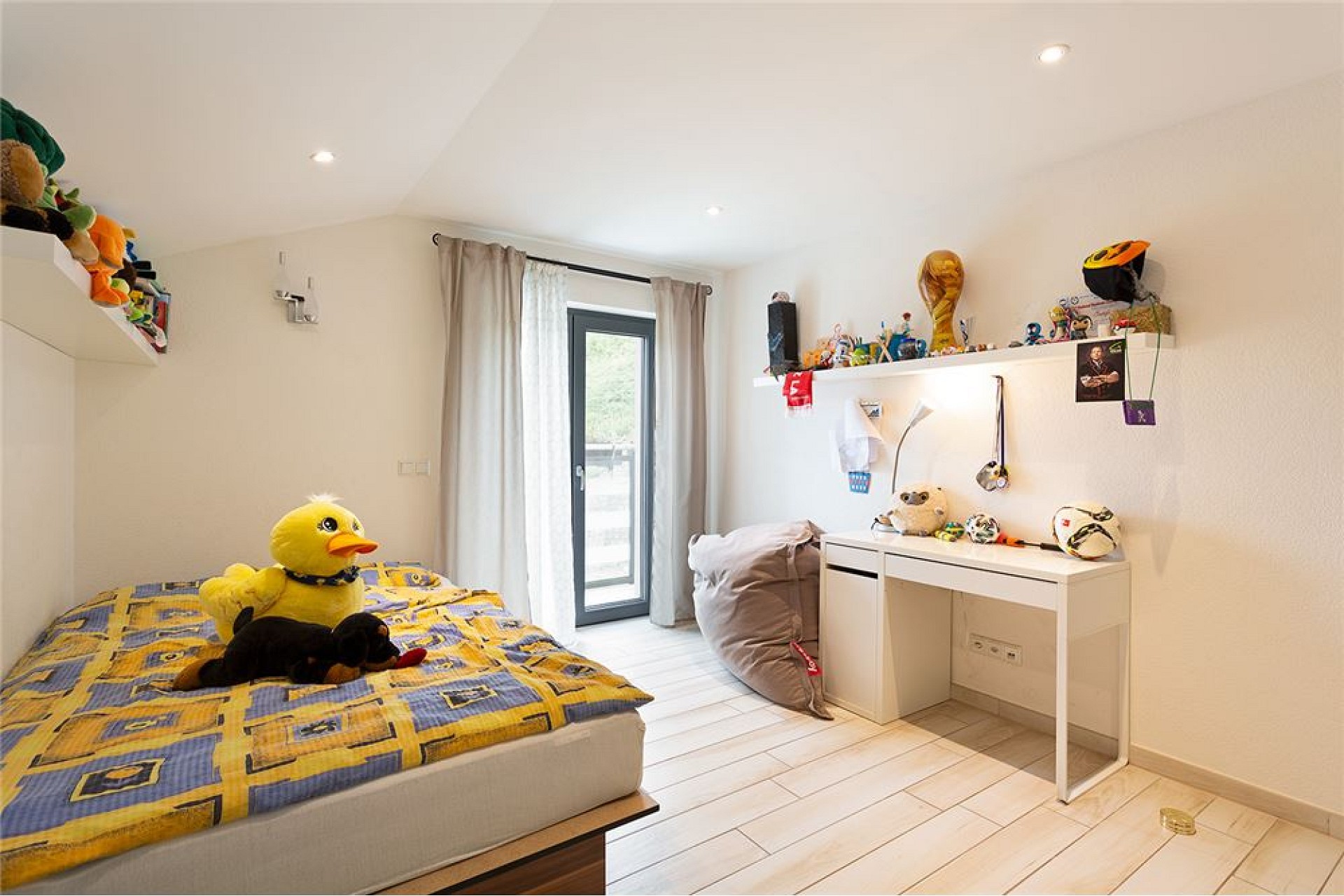Kinderzimmer mit Dachschräge und Balkonzugang
