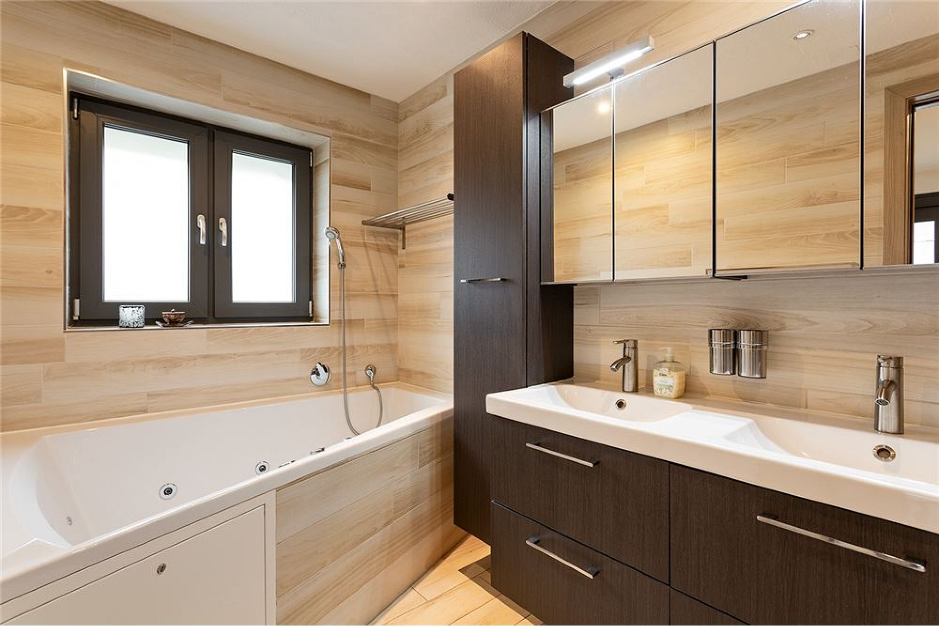 Modernes Badezimmer mit Badewanne und Doppelwaschtisch