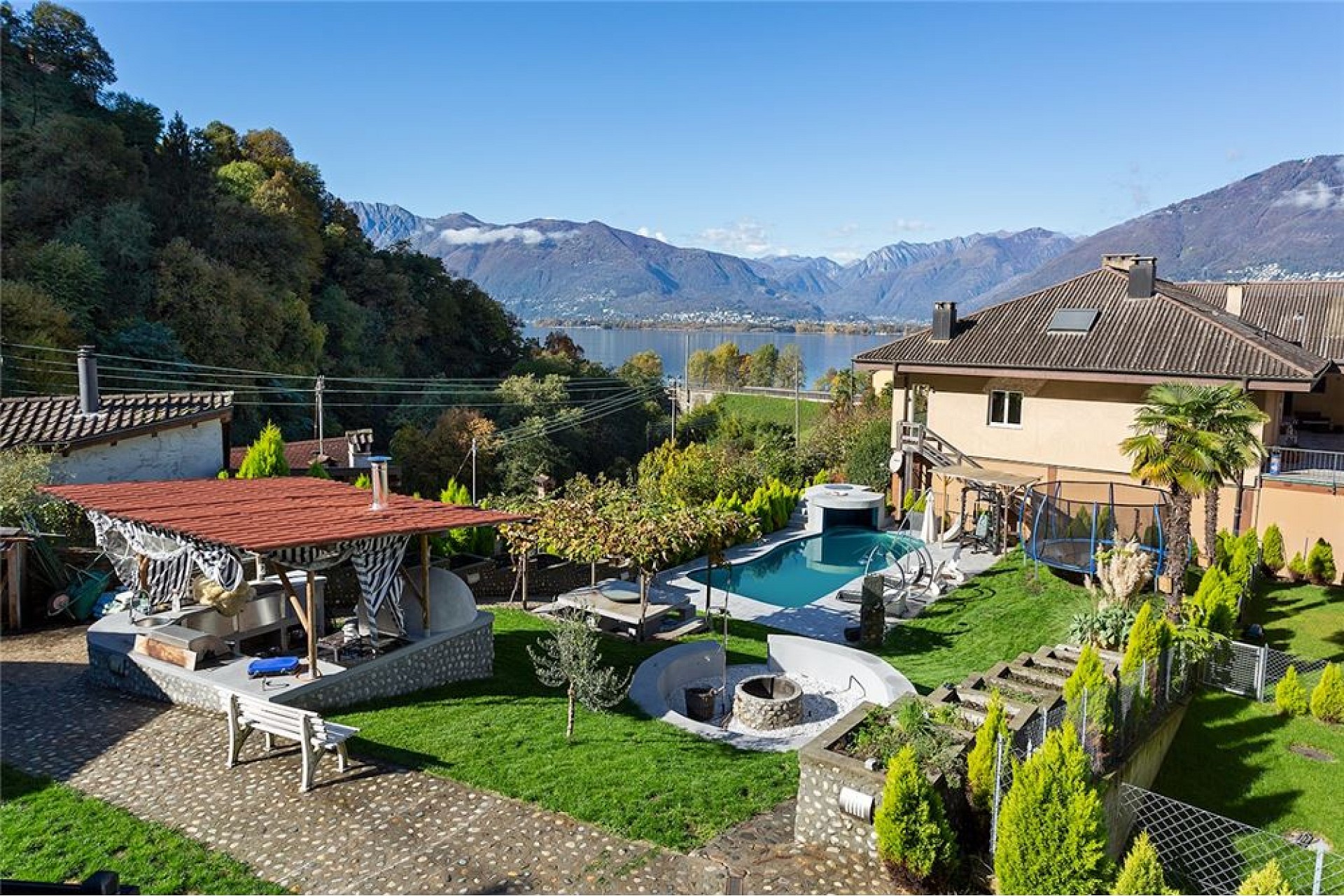 Außenansicht mit Garten, Pool und Seeblick
