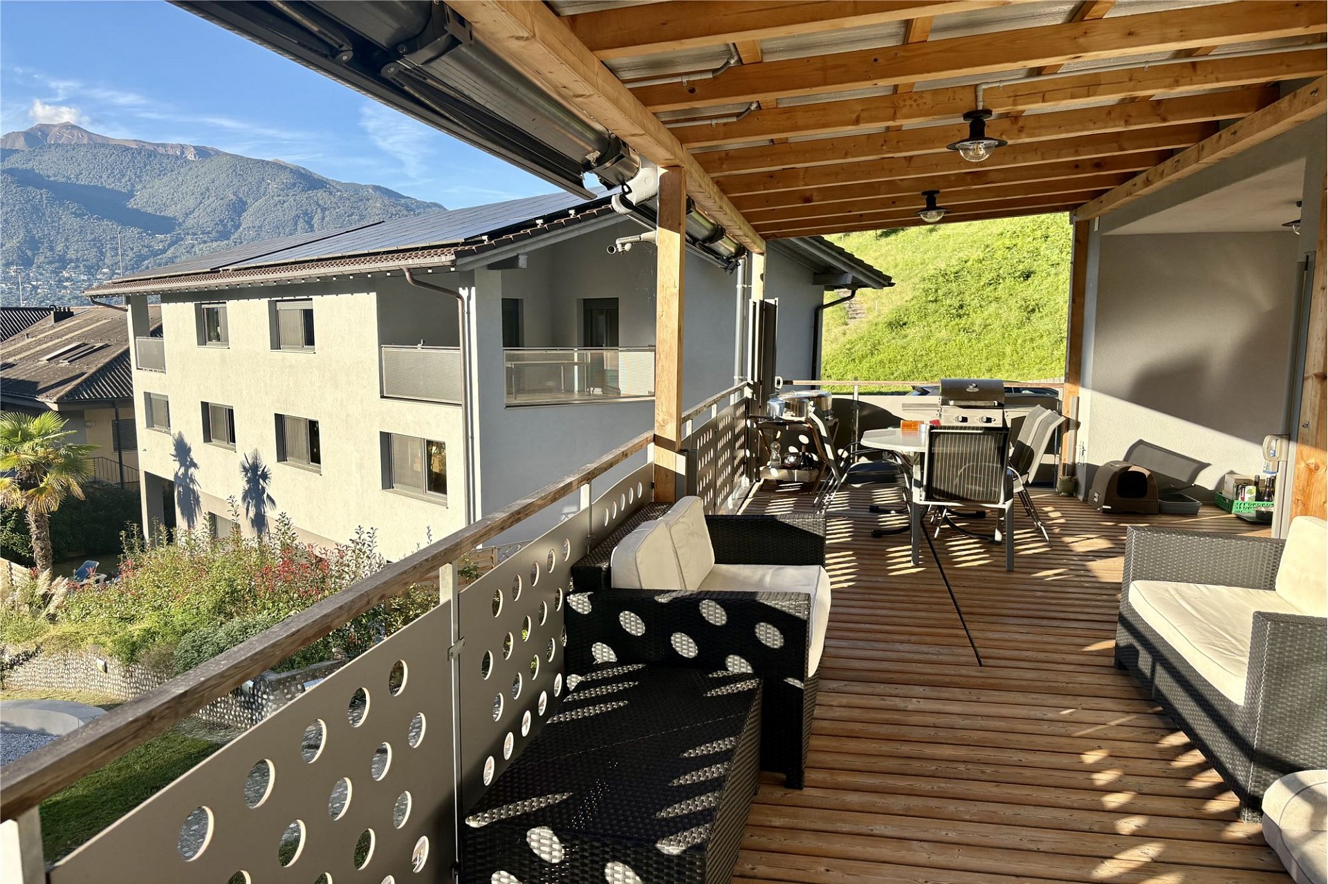 Überdachte Terrasse mit Bergblick