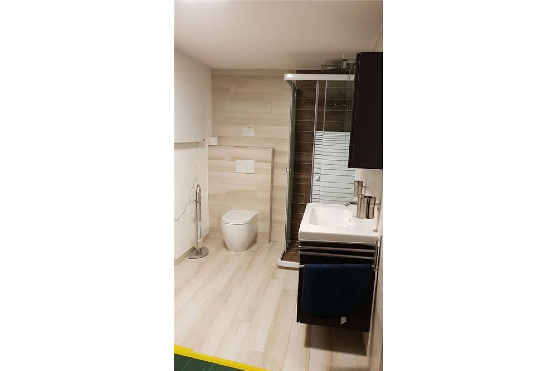 Modernes Badezimmer mit Dusche und WC